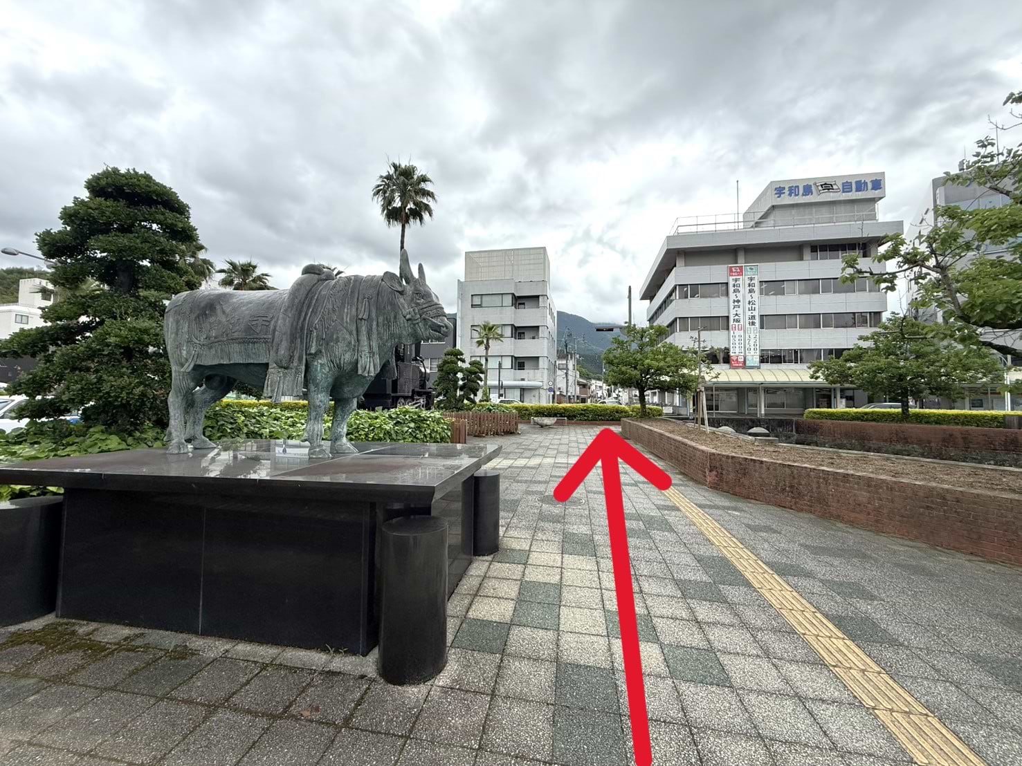 宇和島自動車様正面の信号を渡ります