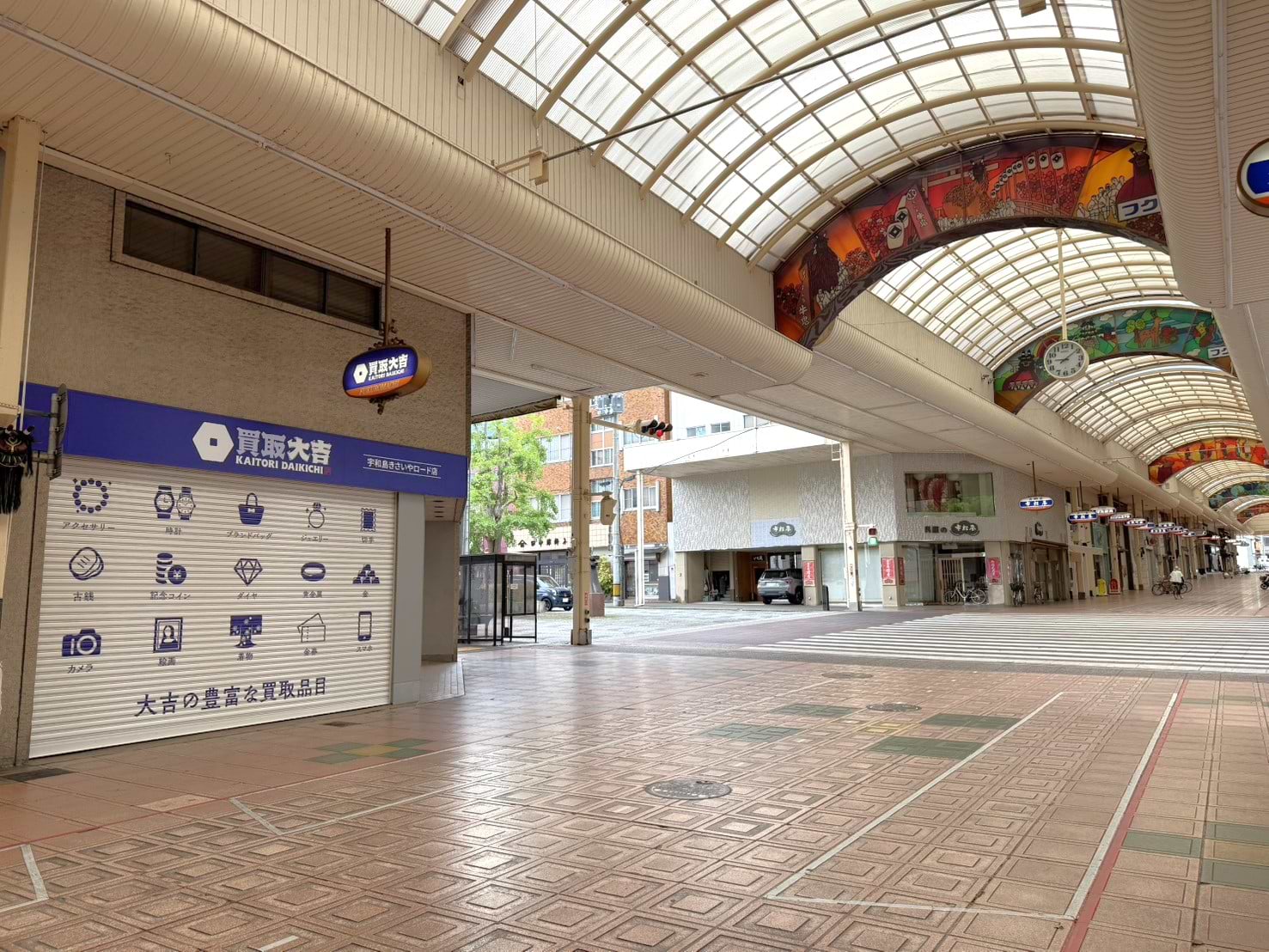 牛鬼ストリート交差点の信号機手前、左側に当店がございます
