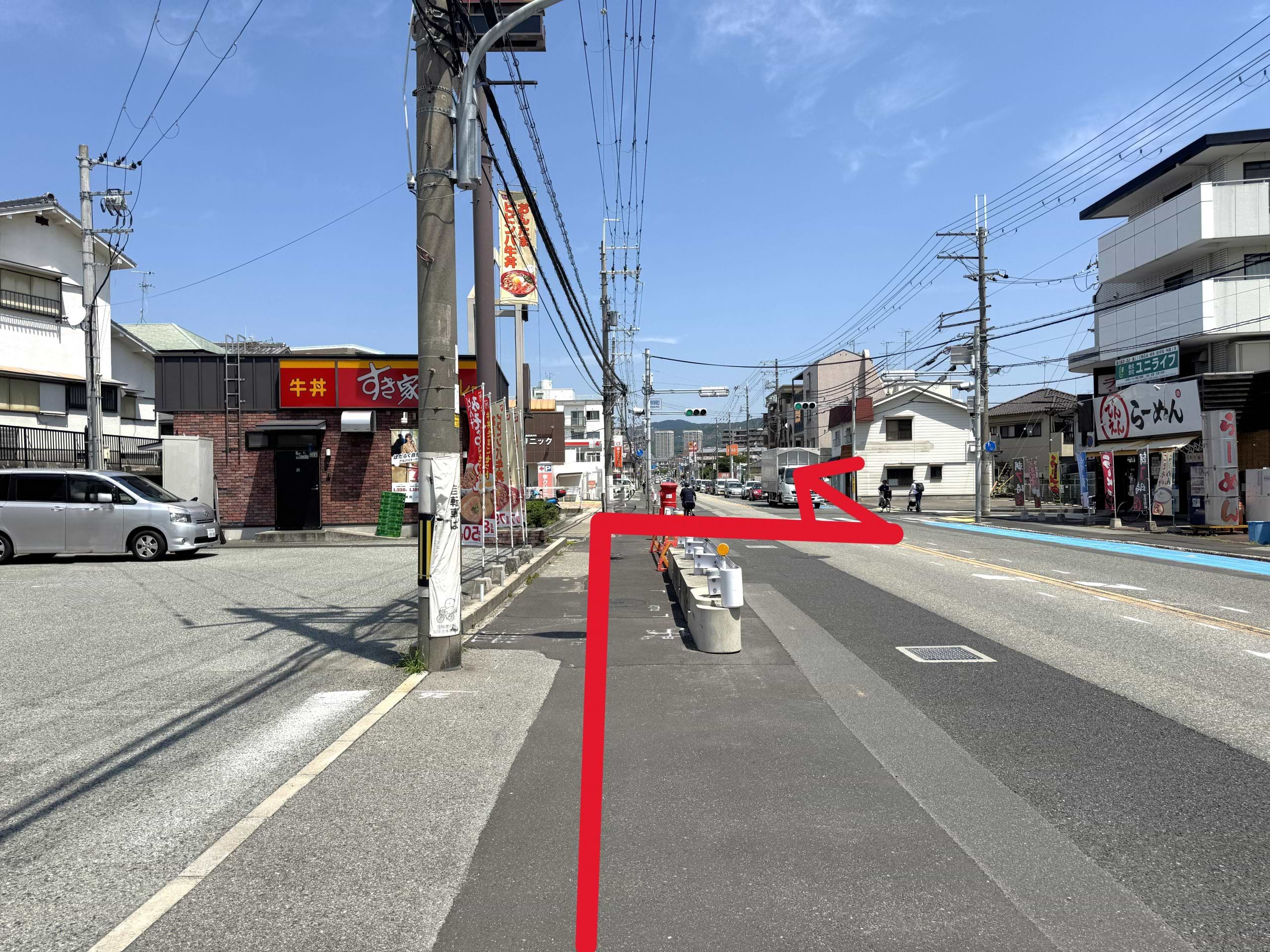 すき家 宝塚小林店を目印に信号を渡り、県道337号線をそのまま約30ｍ進んでいただきますと右手に当店がございます