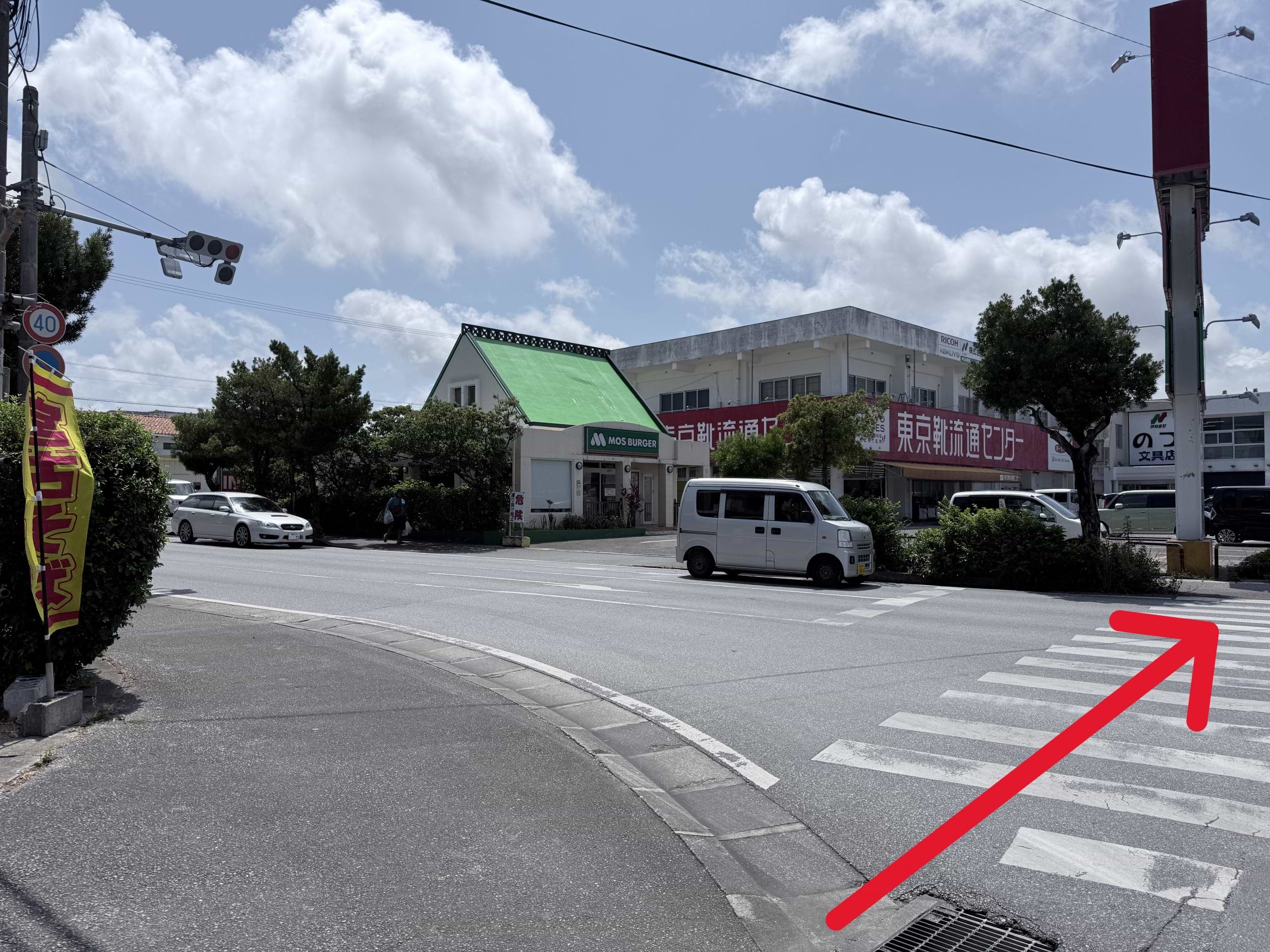正面から見て、東京靴流通センター 宮古島店の右隣に当店がございます