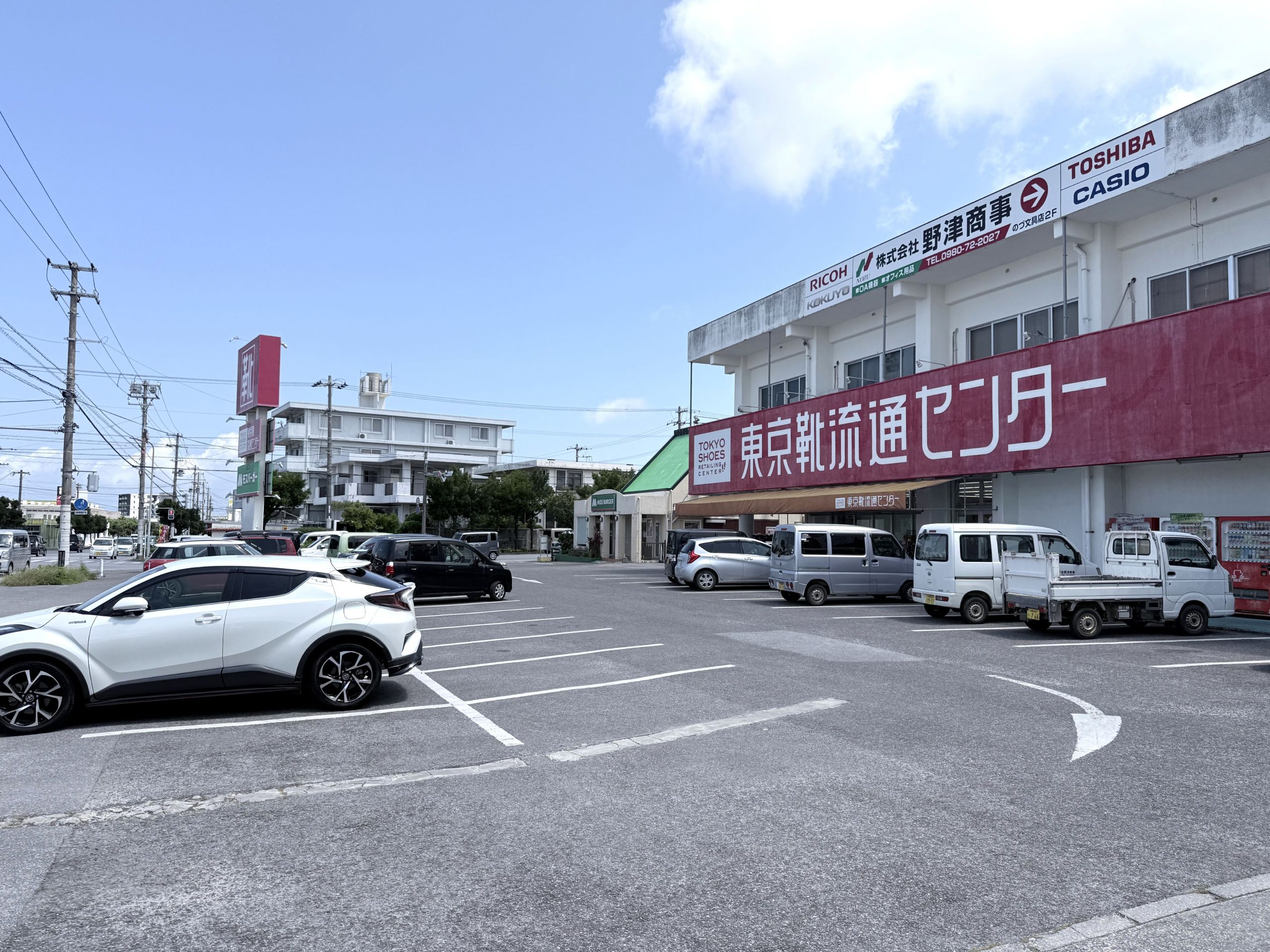 駐車場は店舗前にあるこちらの共有駐車場をご利用ください