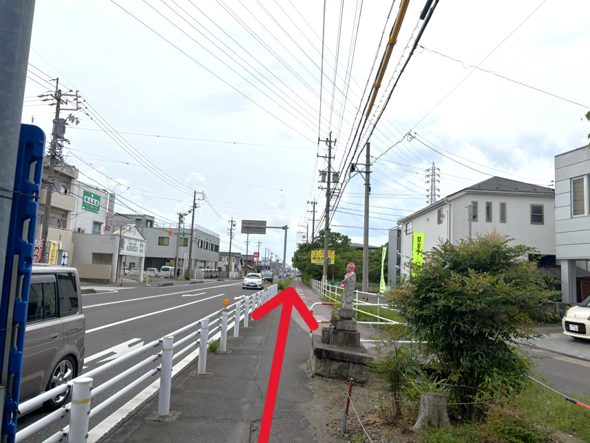 県道27号線を南へ進みます