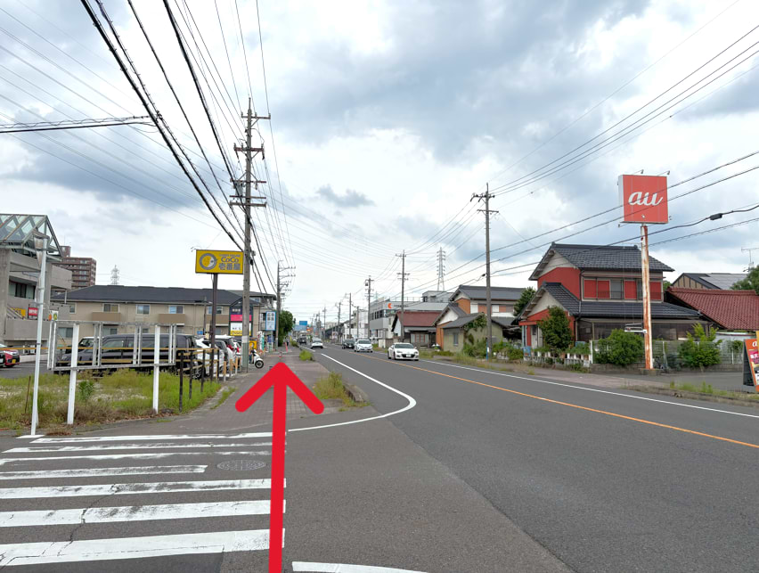 100mほど直進しますと、左手側に当店がございます