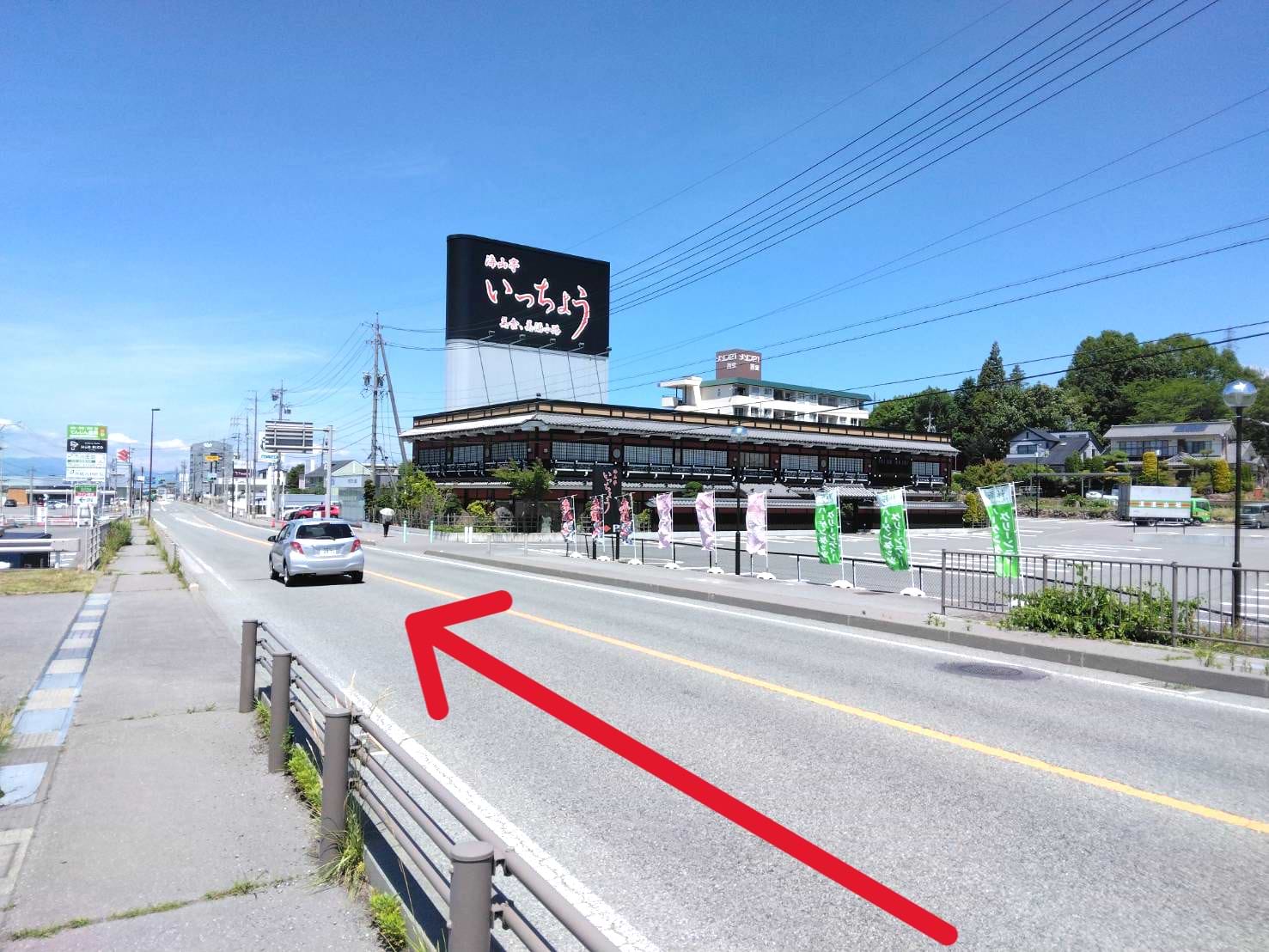 300ｍほど先、右手に海山亭いっちょう小諸店が見えるのでさらに上田方面へ直進します