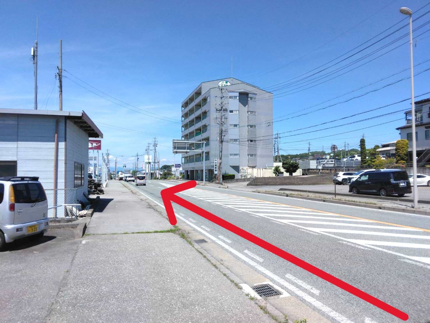 300m先、右手に小諸ハイタウン（マンション）が見えます