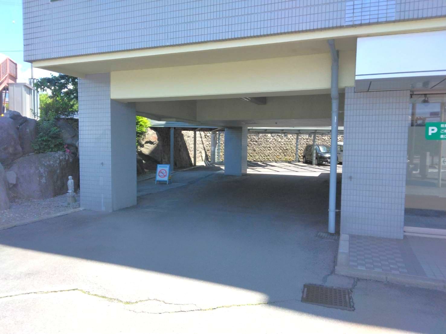 小諸i.c南交差点の手前を右折し、小諸ハイタウンの敷地に入ります