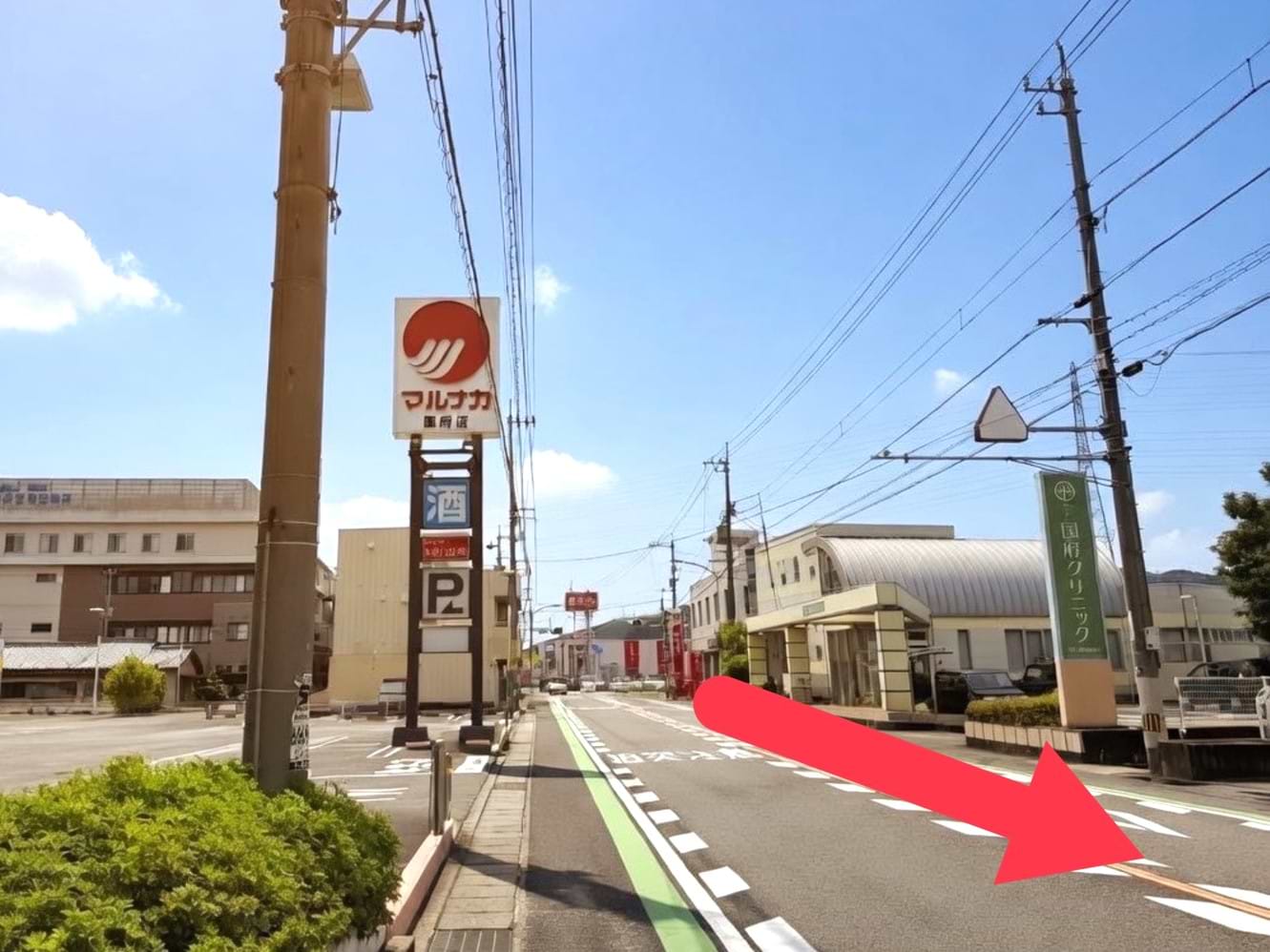 マルナカ国府店を右手に、県道30号線（伊予街道）を石井町方面へ直進します