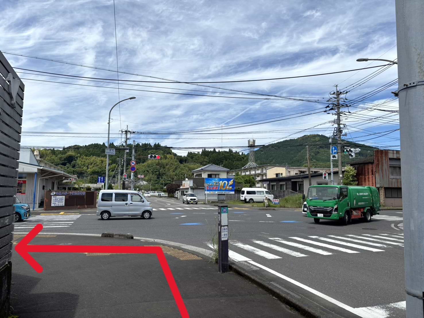 スーパーとむら 吾田店様裏の踏切を渡り、一里松交差点を左折します