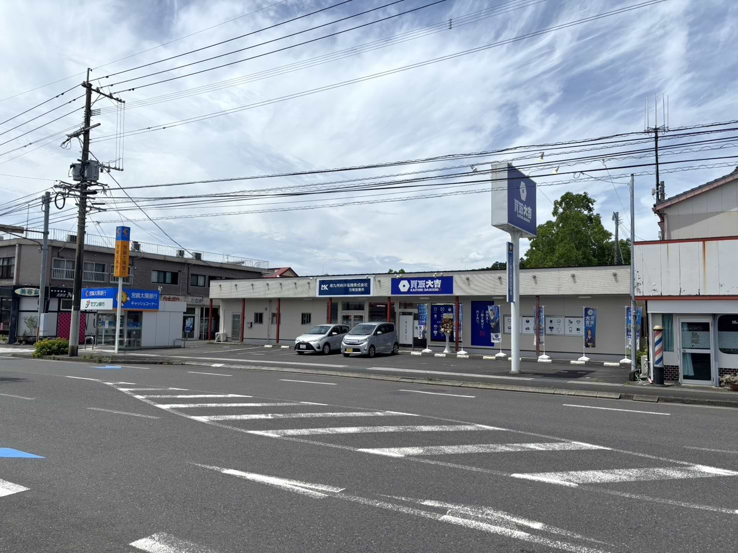 30mほど直進しますと、右手に当店がございます
