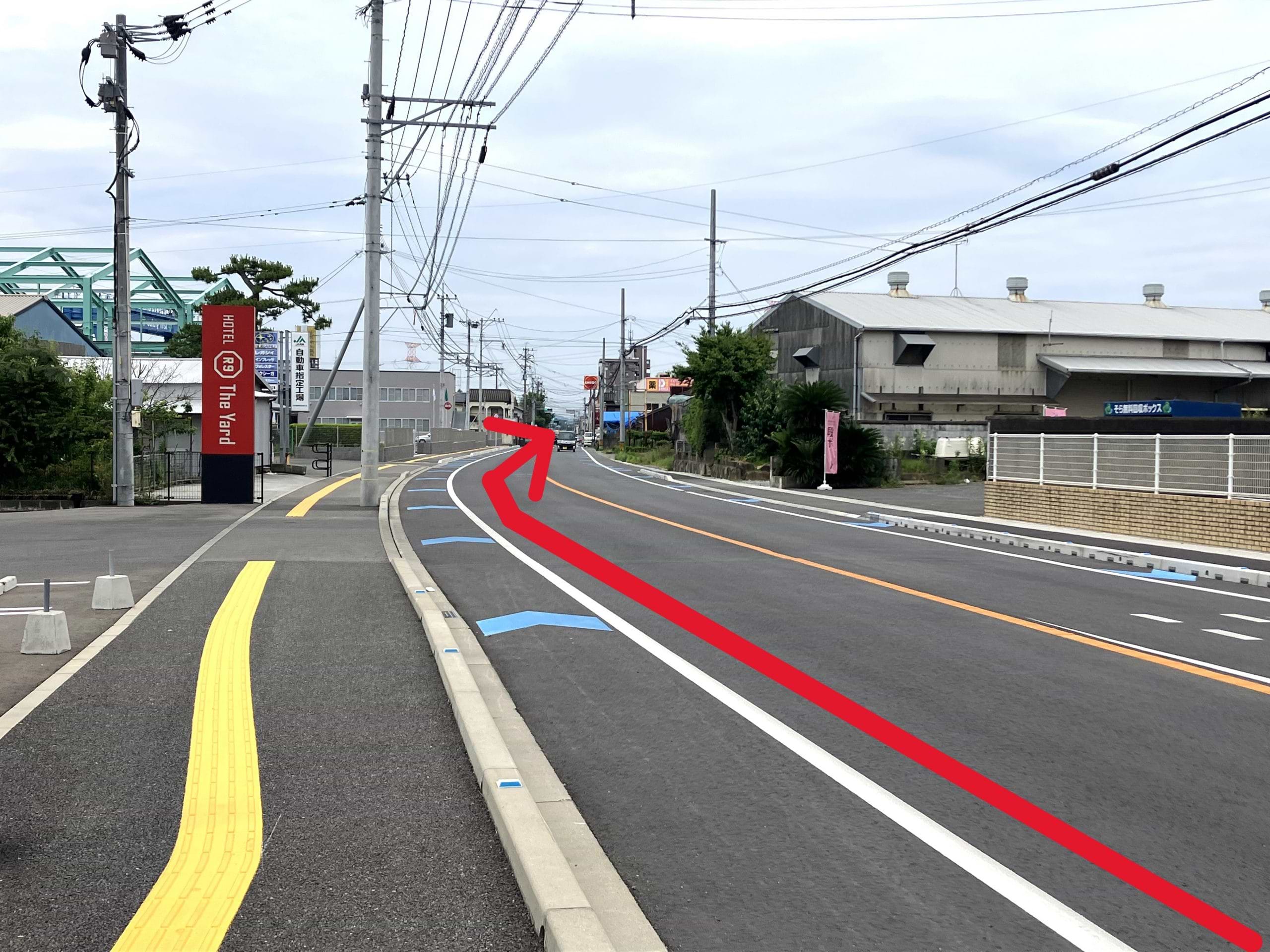 ゆるやかな右カーブを抜けて、右手側、ENEOS 夜須の手前に当店がございます