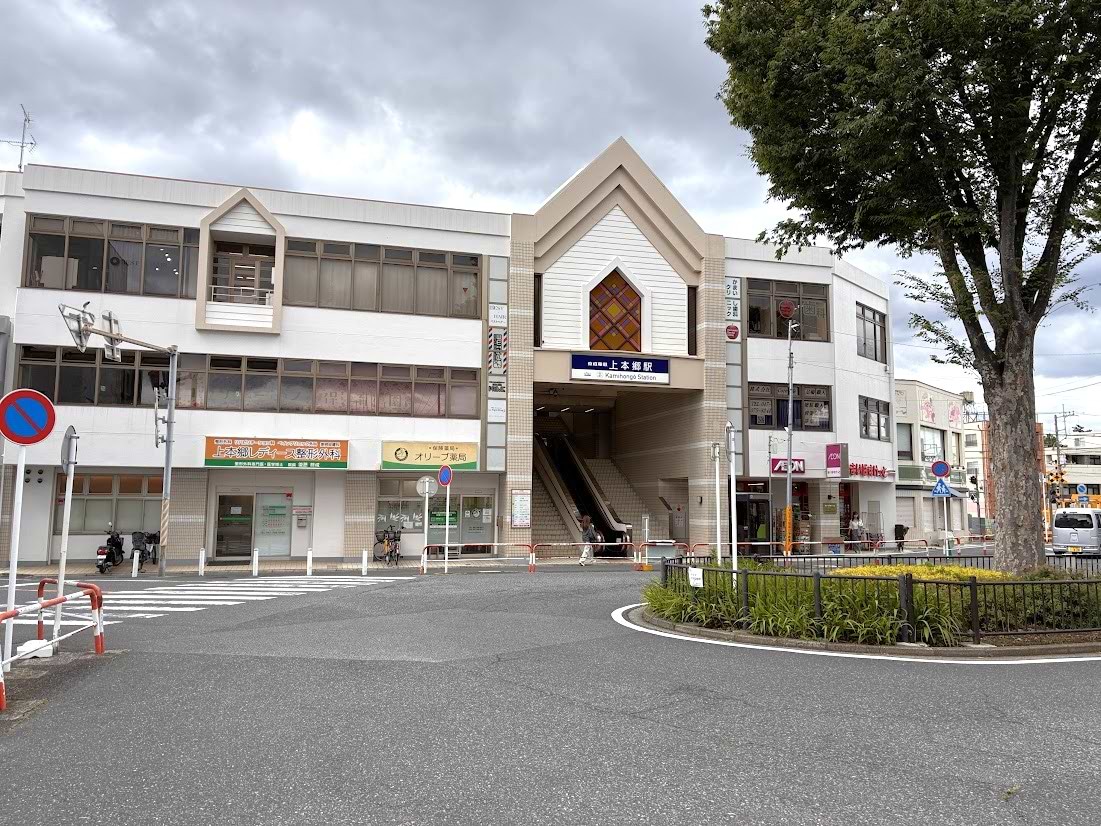 上本郷駅南口を背に、直進します