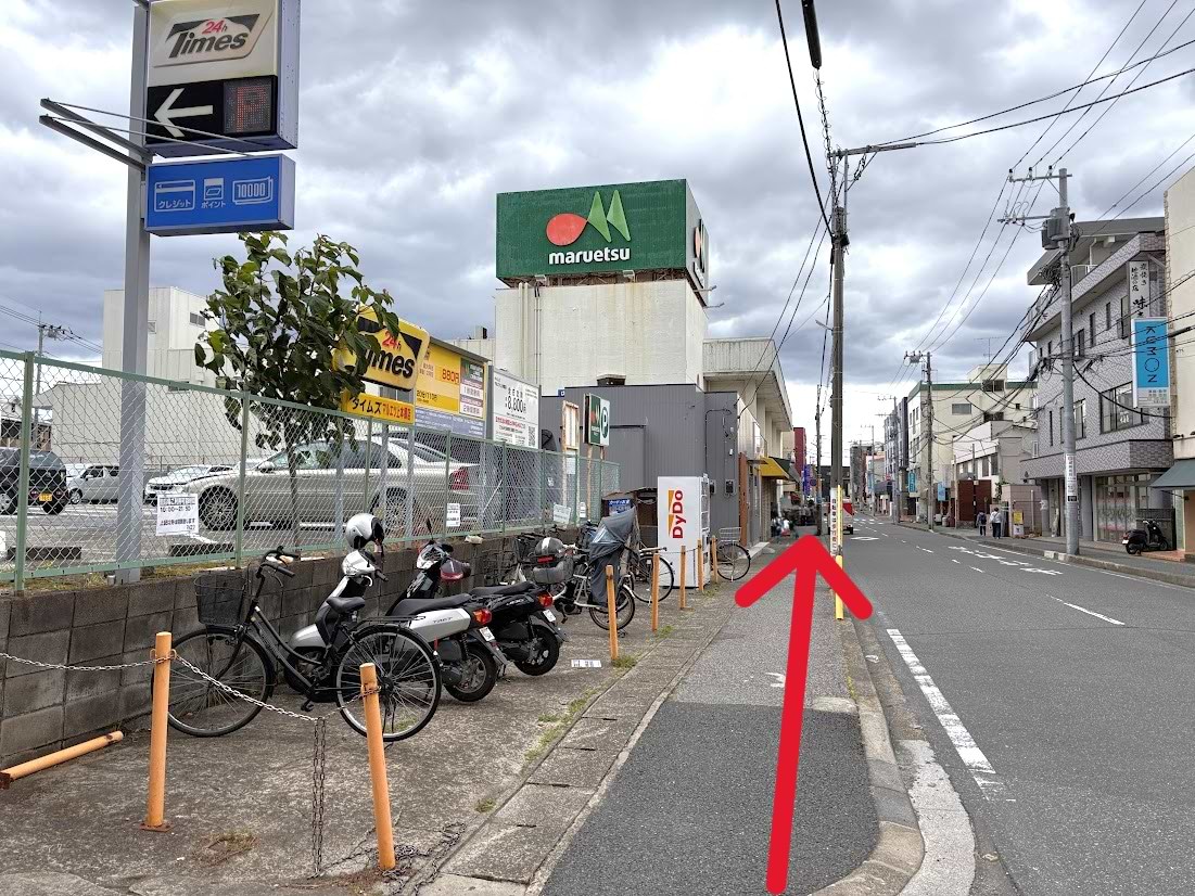 直進しますとマルエツ 上本郷店が見えてきますので、その先の交差点右角に当店がございます
