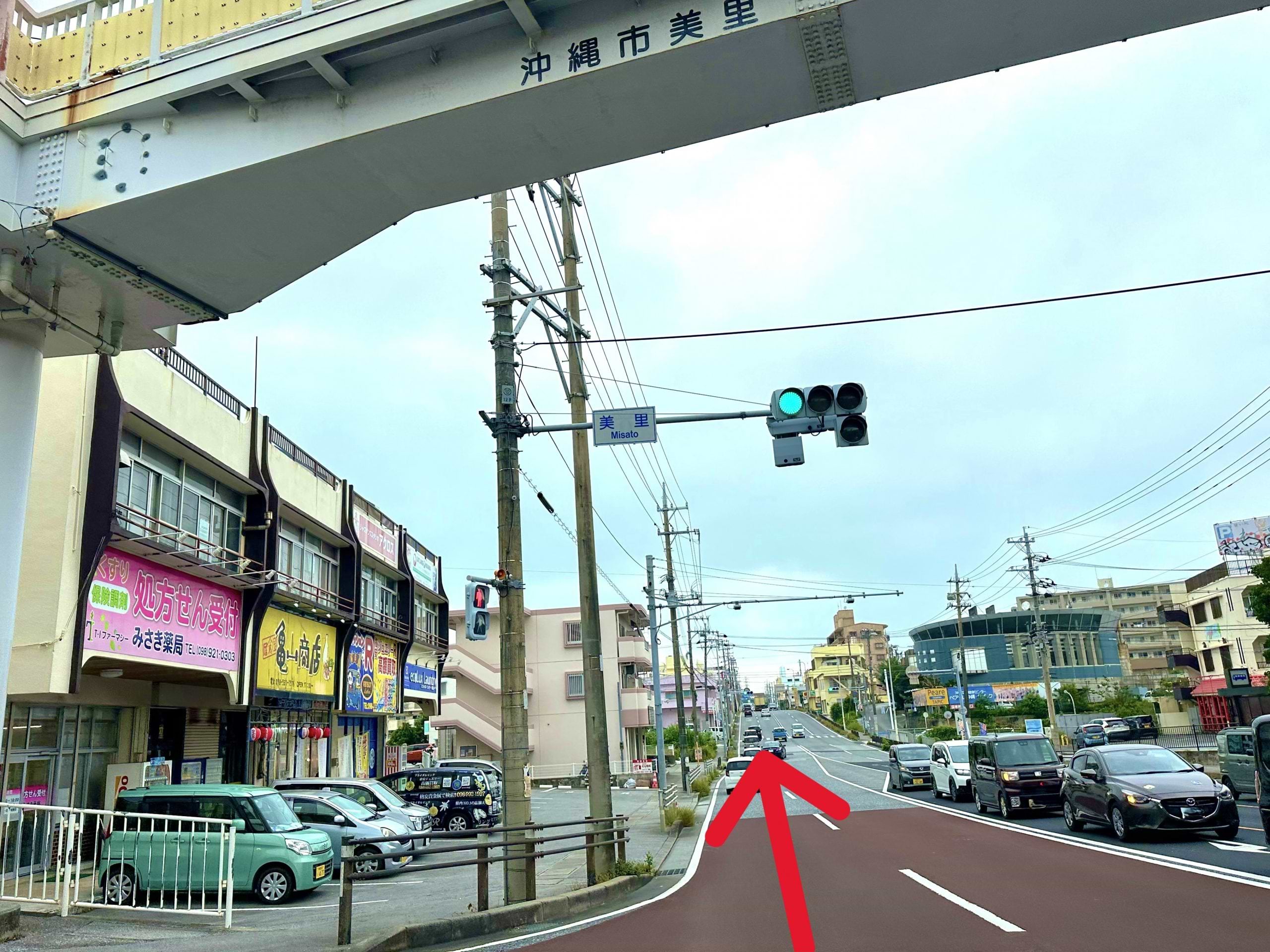 美里交差点通過後、さらに直進します