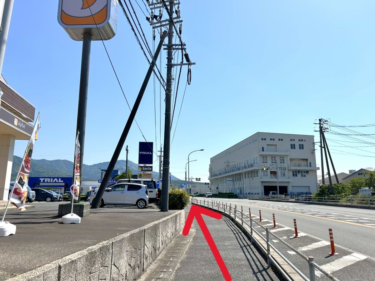 スーパーセンタートライアル浜田店を左手に益田方面へ350ｍほど直進します