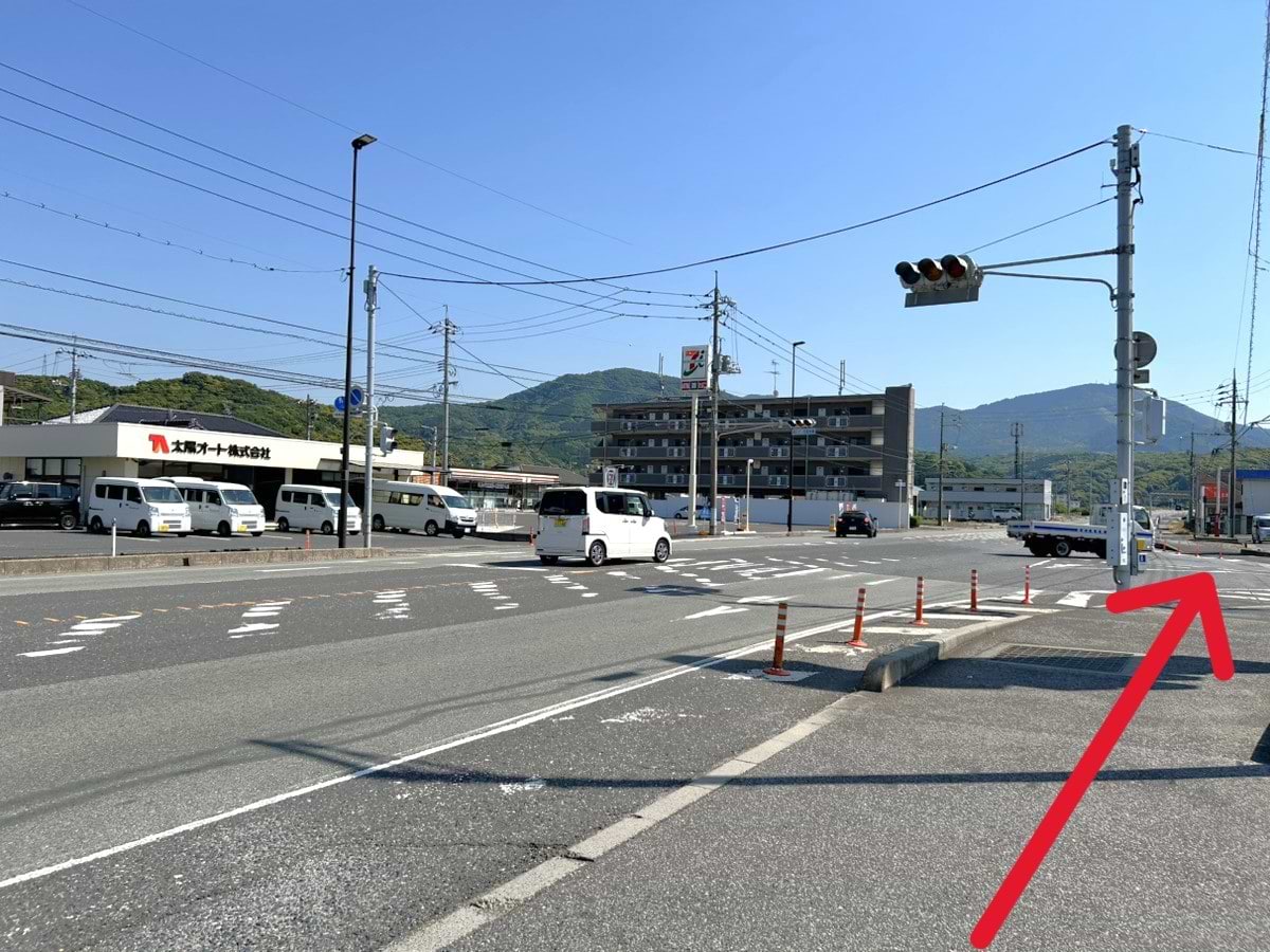 タイヨーオートが左手に見える交差点がございますので、そのまま横断歩道を渡っていただくと当店がございます