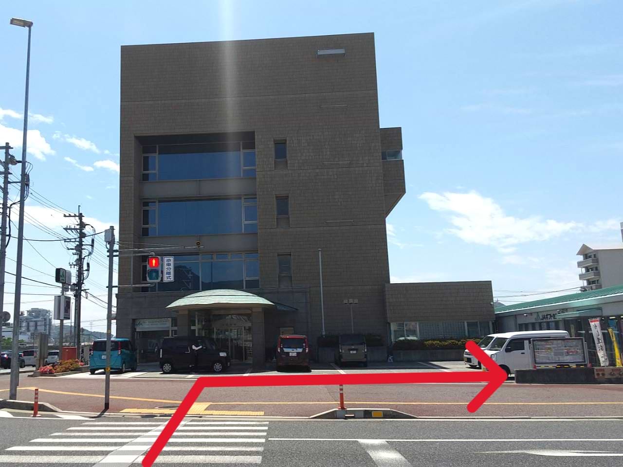 JAひろしま海田市支店側に向かって、横断歩道を渡ります