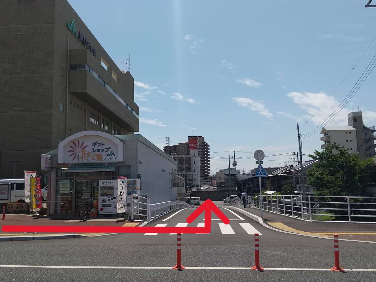 JAギフトショップの側道を直進します