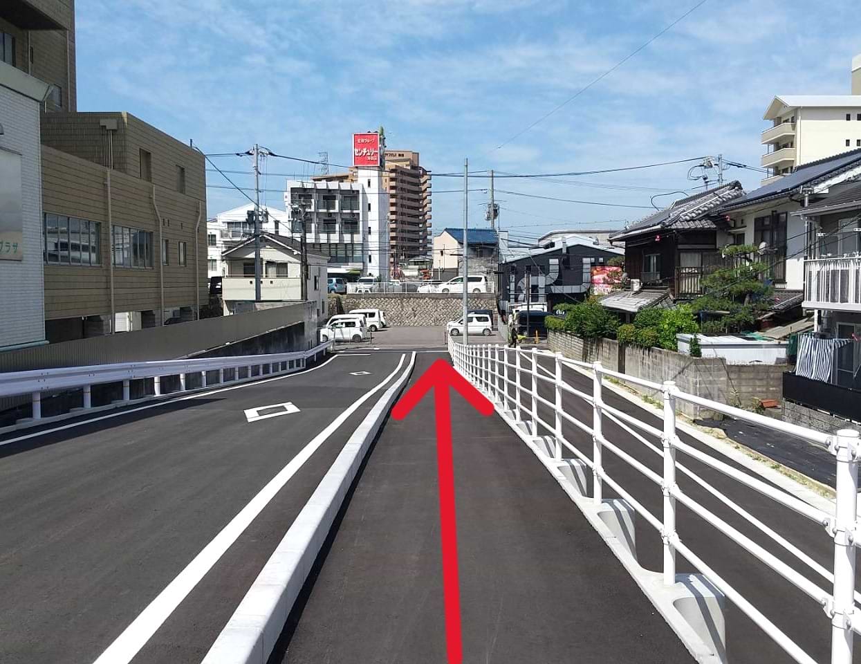 そのまま道路まで進みます