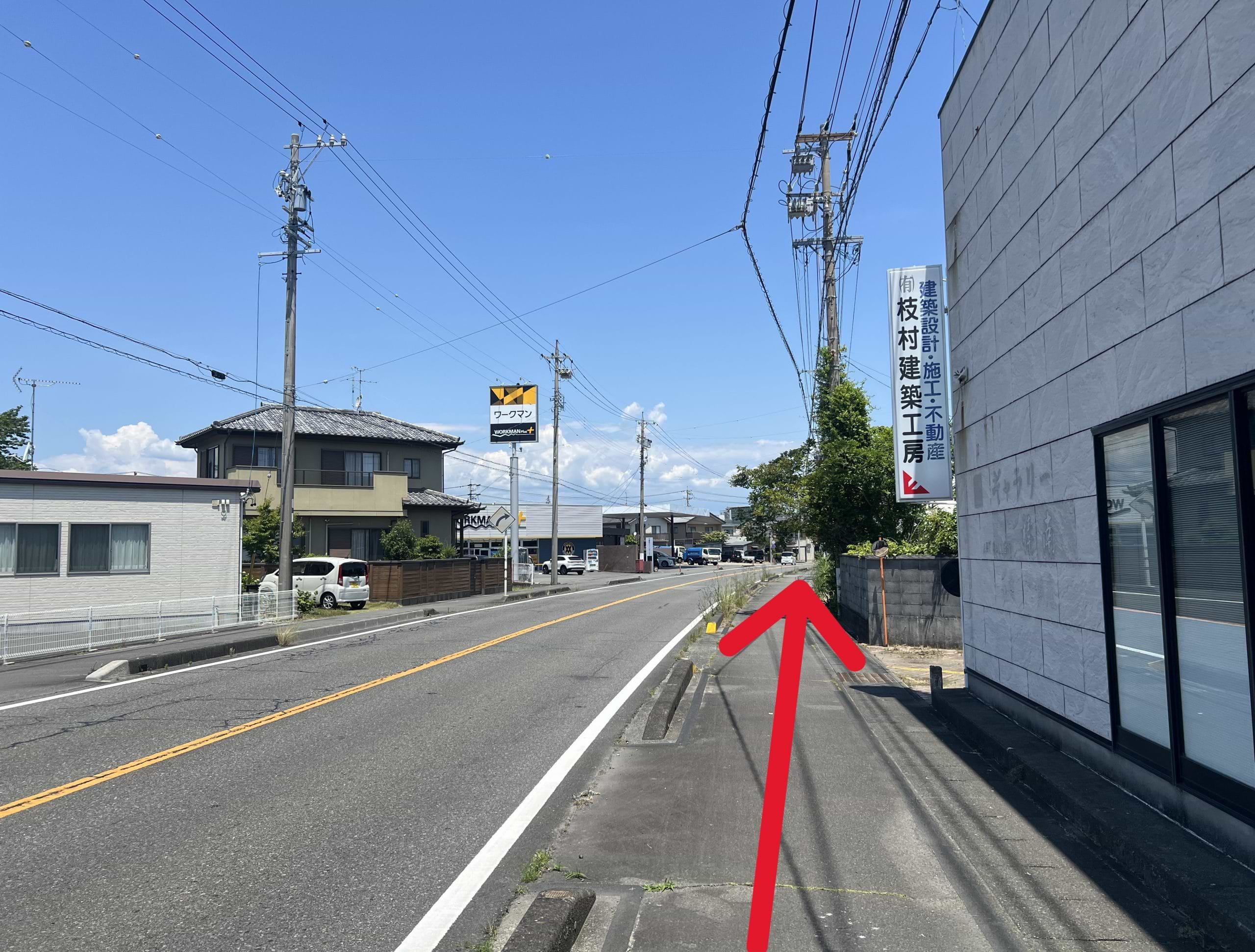 さらに吉田方面に進むと、左手にワークマンプラス榛原店様が見えます