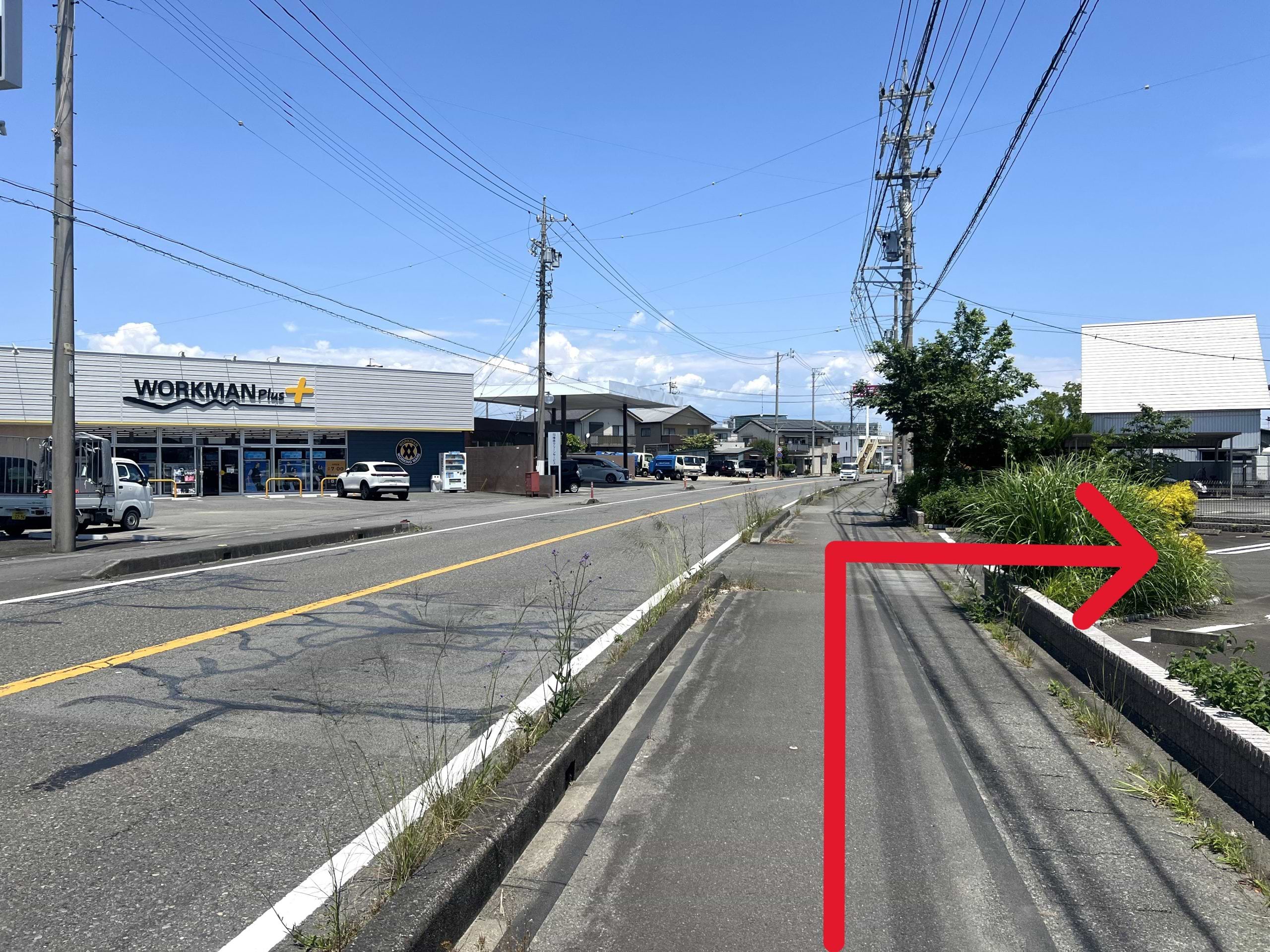 ワークマンプラス榛原店様の道向いに、当店がございます。駐車場は空いているスペースへお停めください