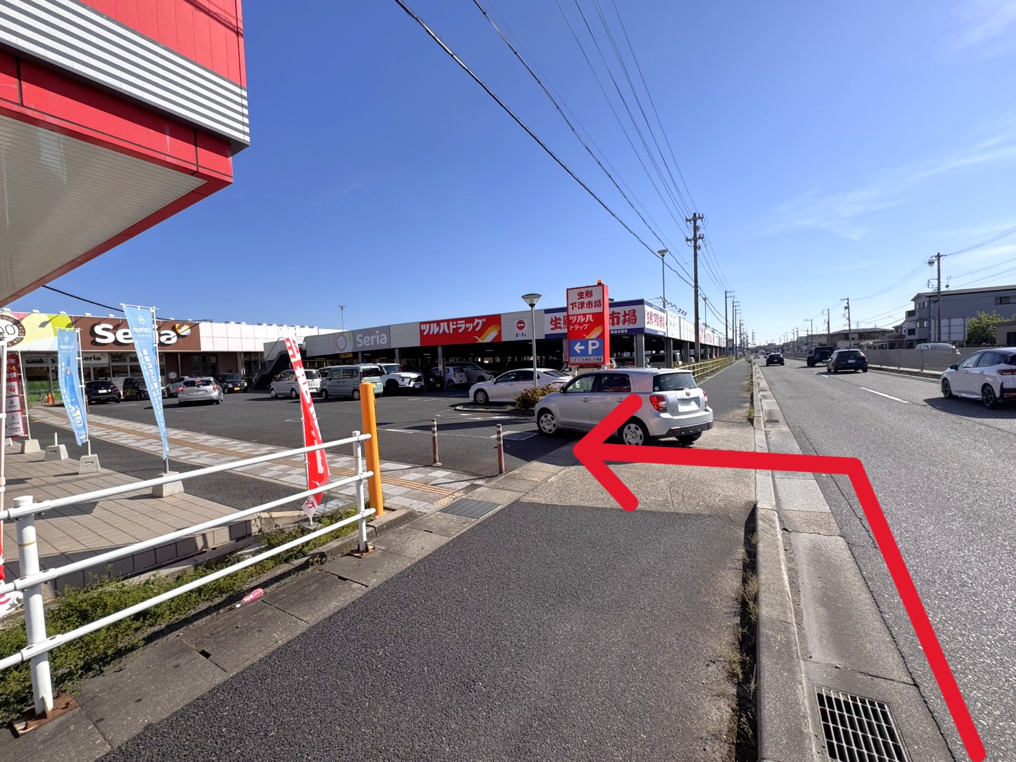 ツルハドラッグ 春日井下津店様の看板が見える駐車場を入ります