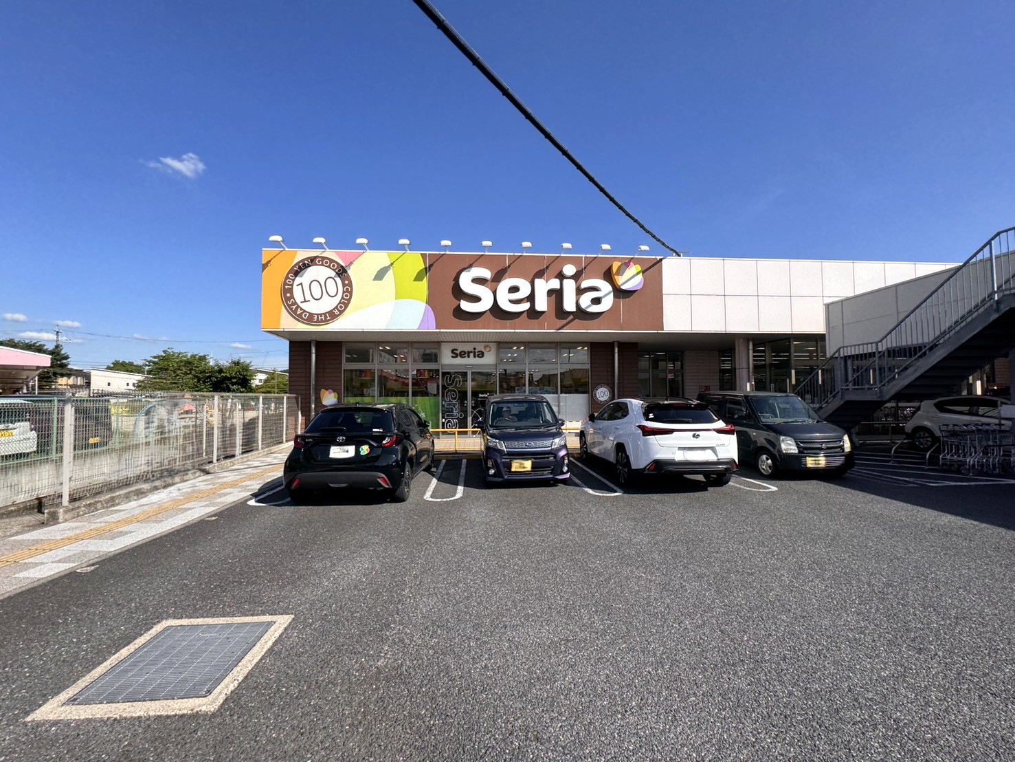 Seria 生鮮下津市場店様側へ進みます
