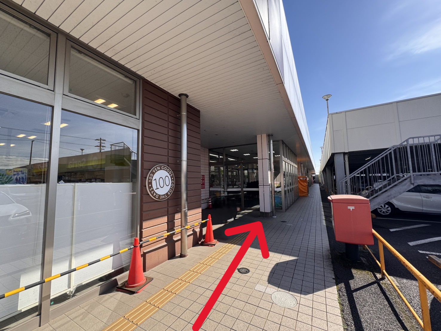 突き当りを右に進みます