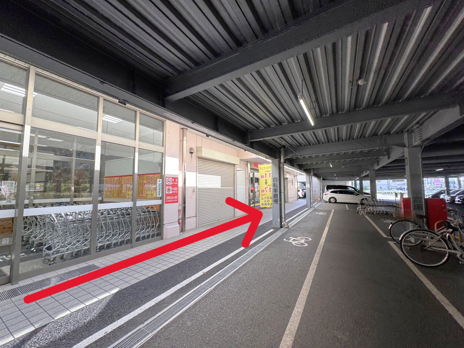 生鮮下津市場店様の横を通りますと当店がございます