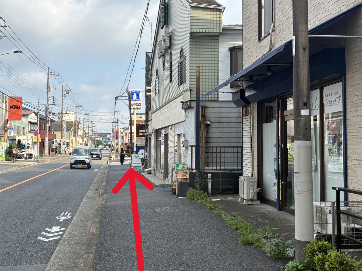 ローソン 町田金森四丁目店の看板が見えてきますので、さらに直進します