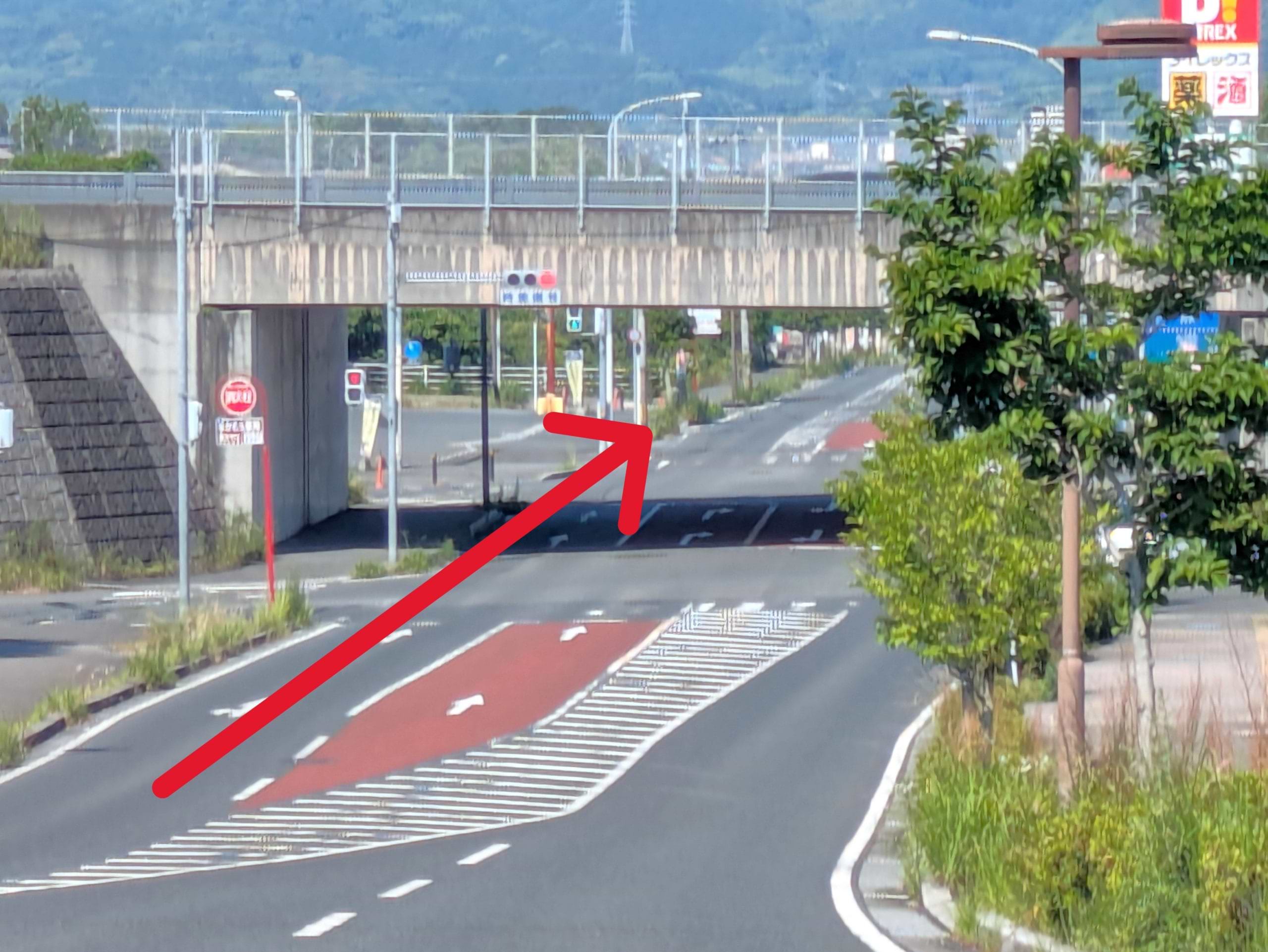 国道200号線の高架をくぐり、そのまま直進します