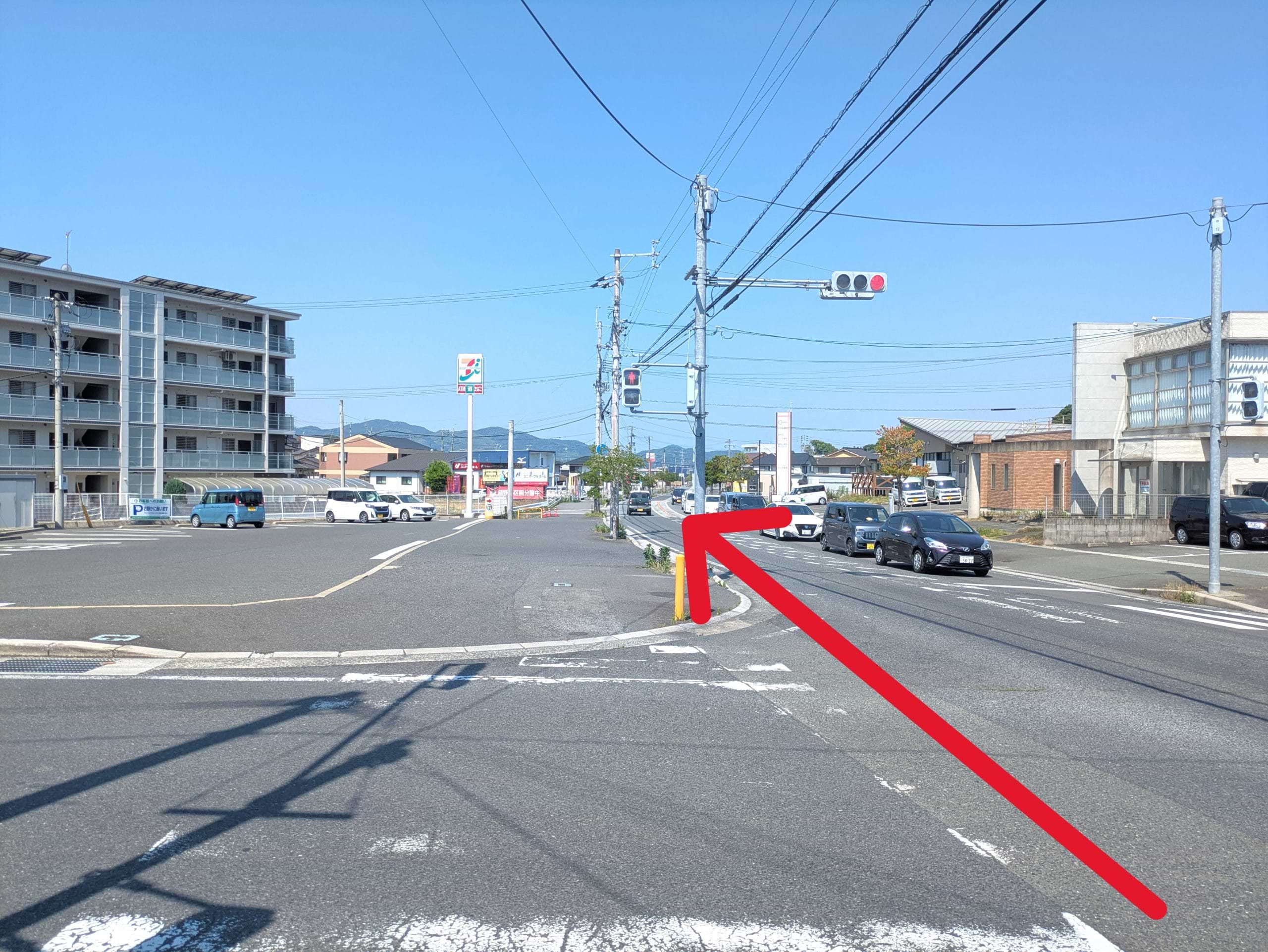 セブン-イレブン 直方王子団地前店を通過します