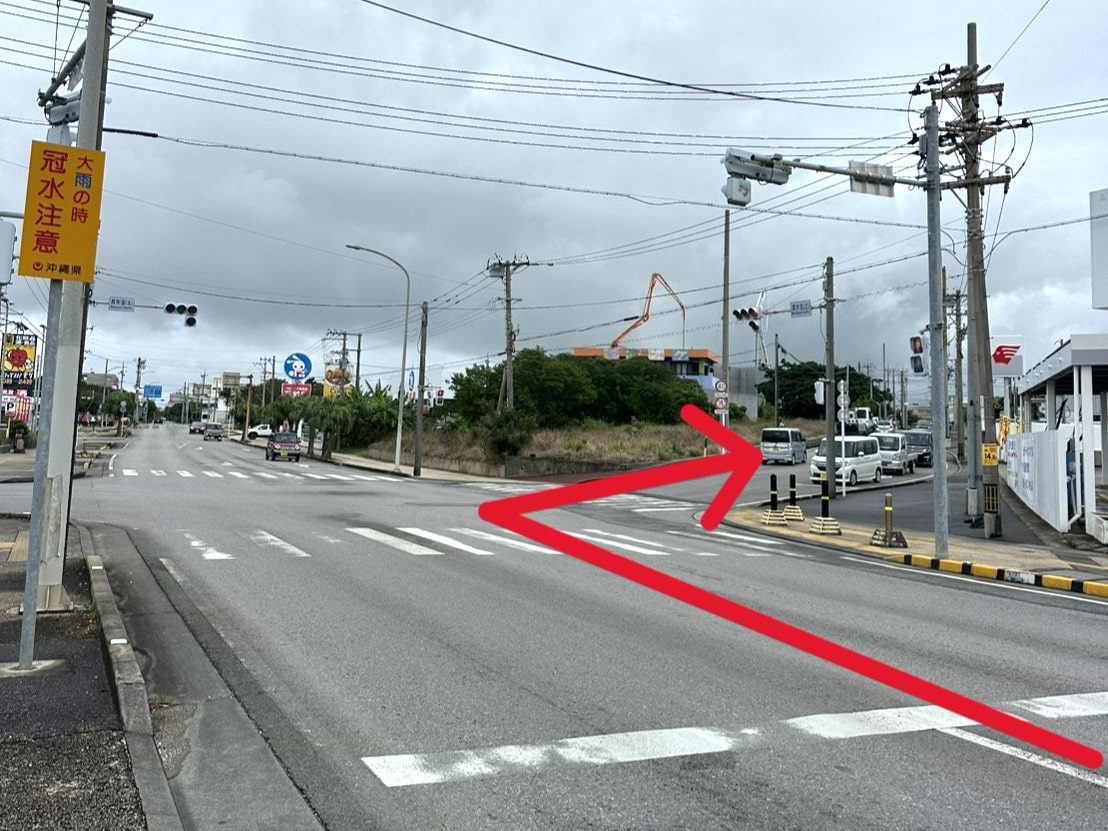 真栄里北交差点を右折し、産業道路を750ｍほど道なりに進みます