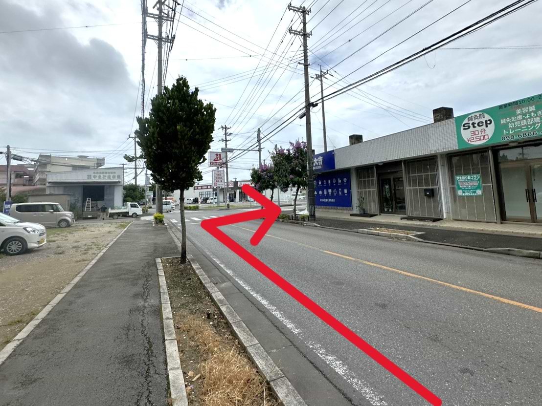その先の交差点右手に当店がございます