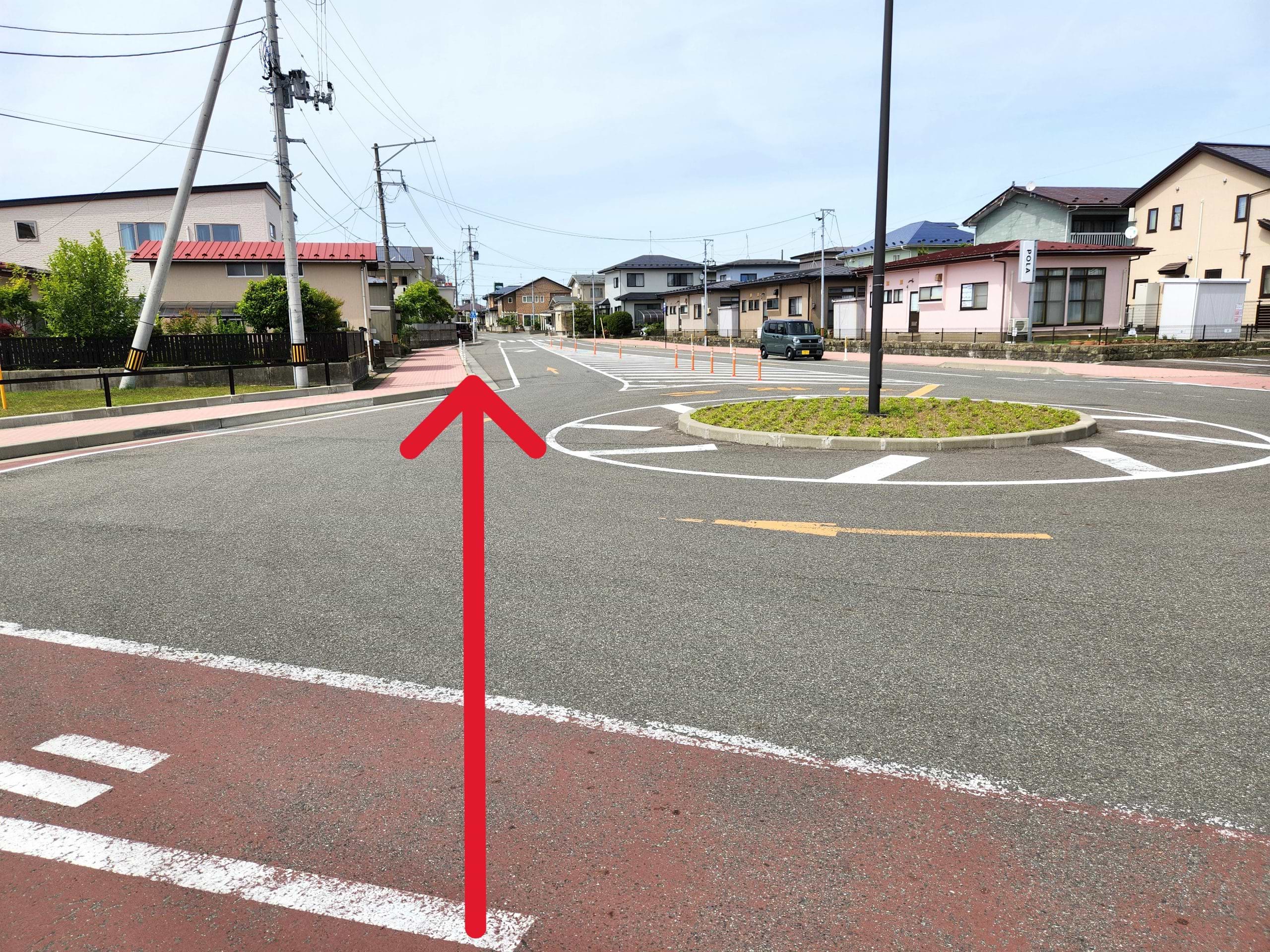 泉外旭川駅を出て、目の前のロータリーを直進します