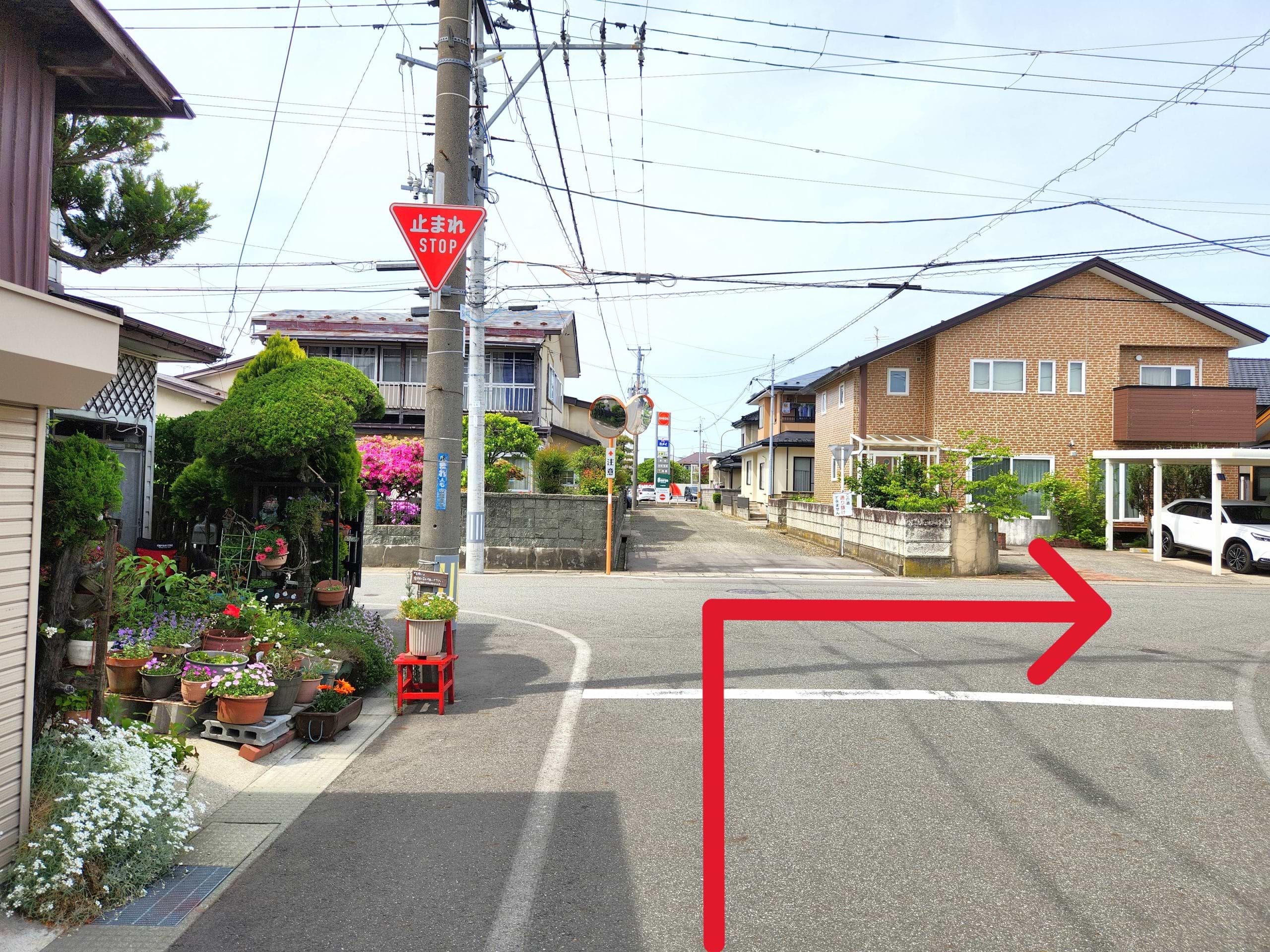 「止まれ」の標識を目印に、右折します