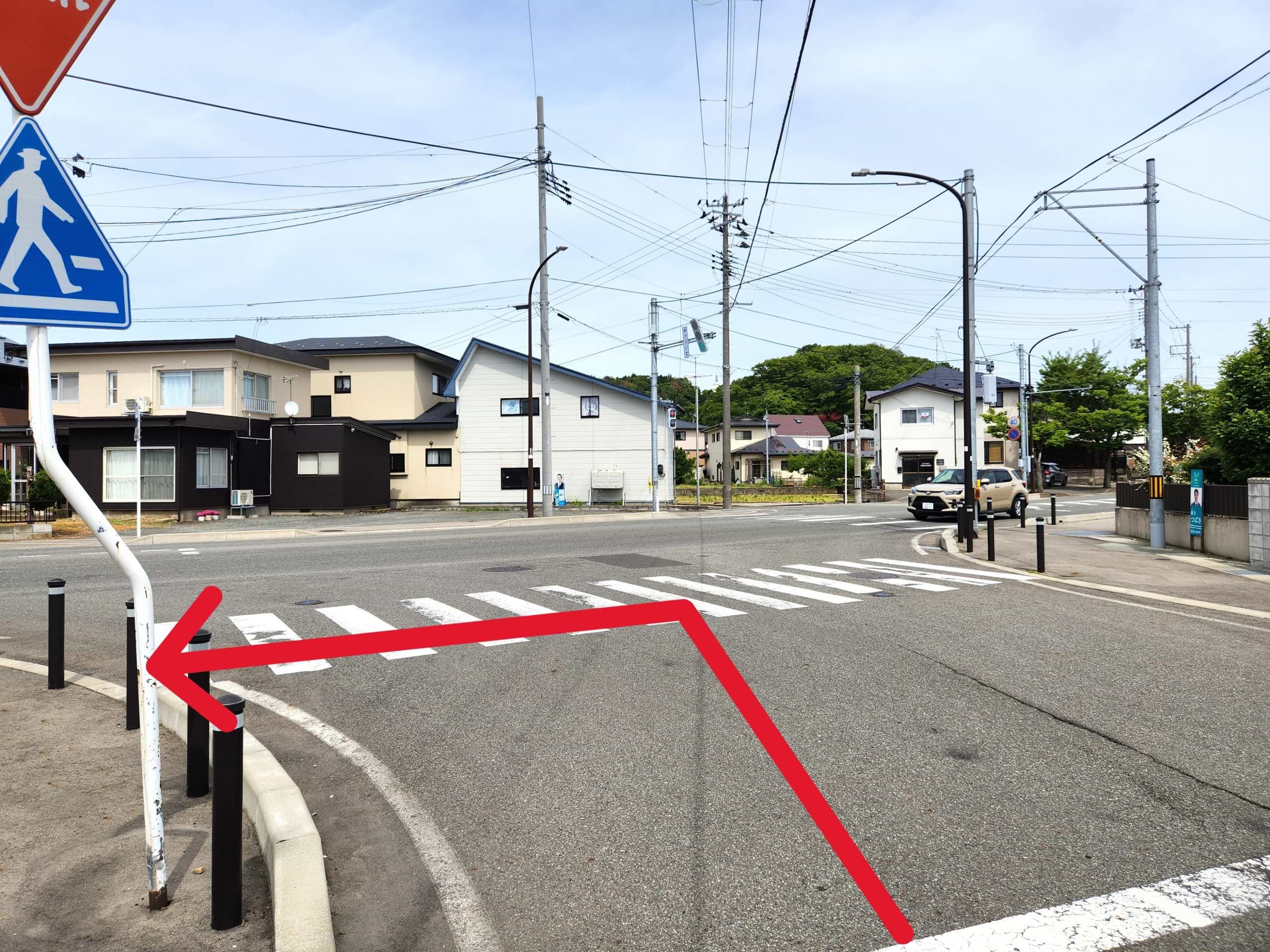 県道233号に突き当たりましたら、左折します