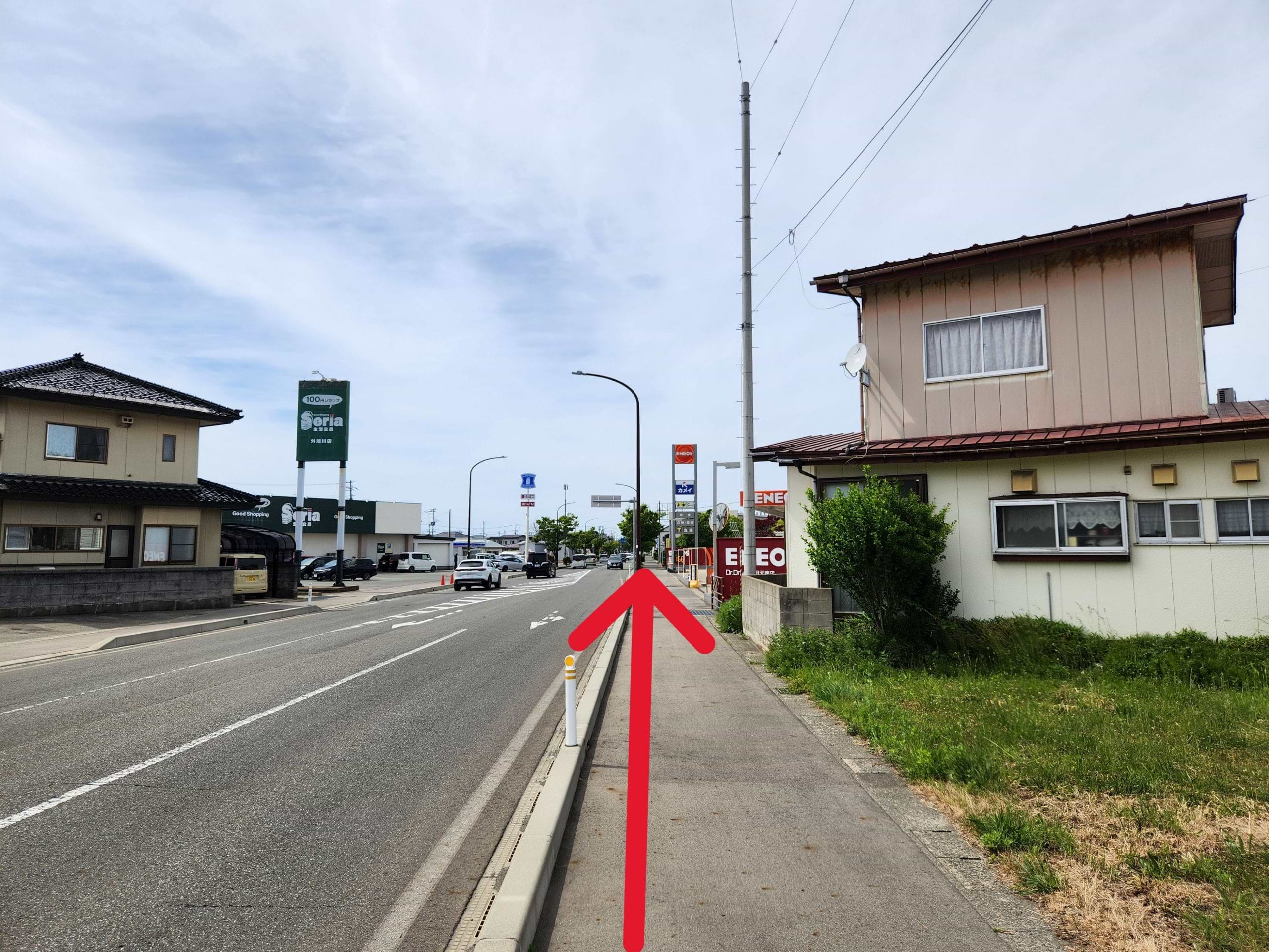 150ｍほど直進するとローソン 秋田外旭川天徳寺通店様の向かい、右手に当店がございます