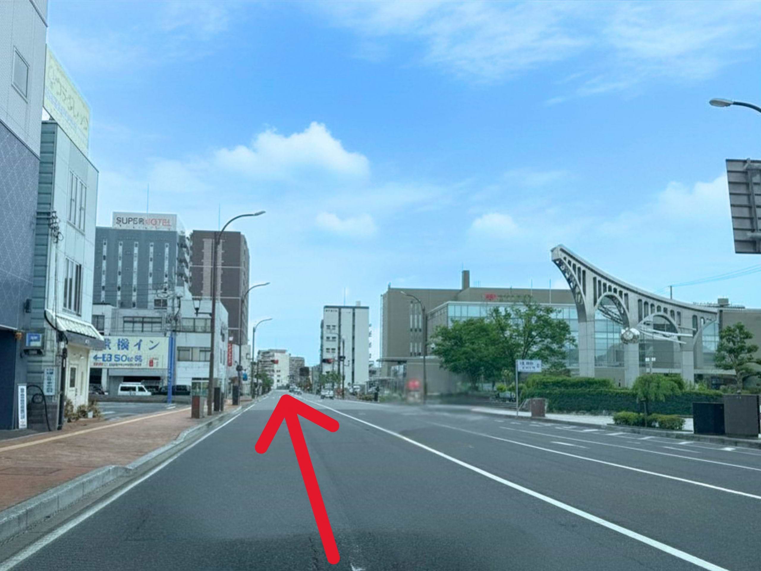 県道102号線をそのまま650ｍほど直進します