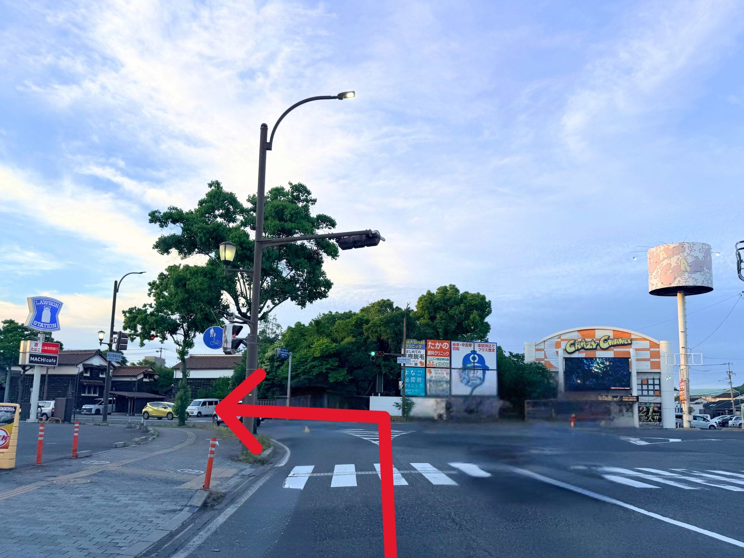 総合事務所前交差点を左折します
