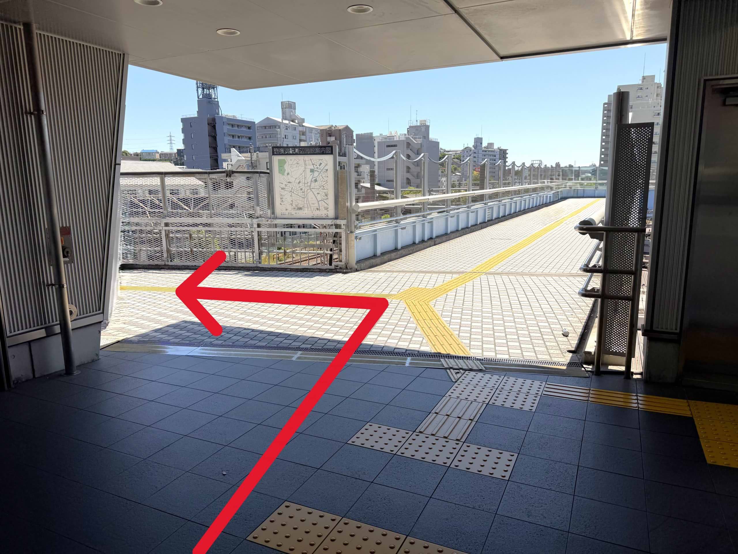 相鉄本線「西横浜駅」の改札を出て、南口出口に進みます