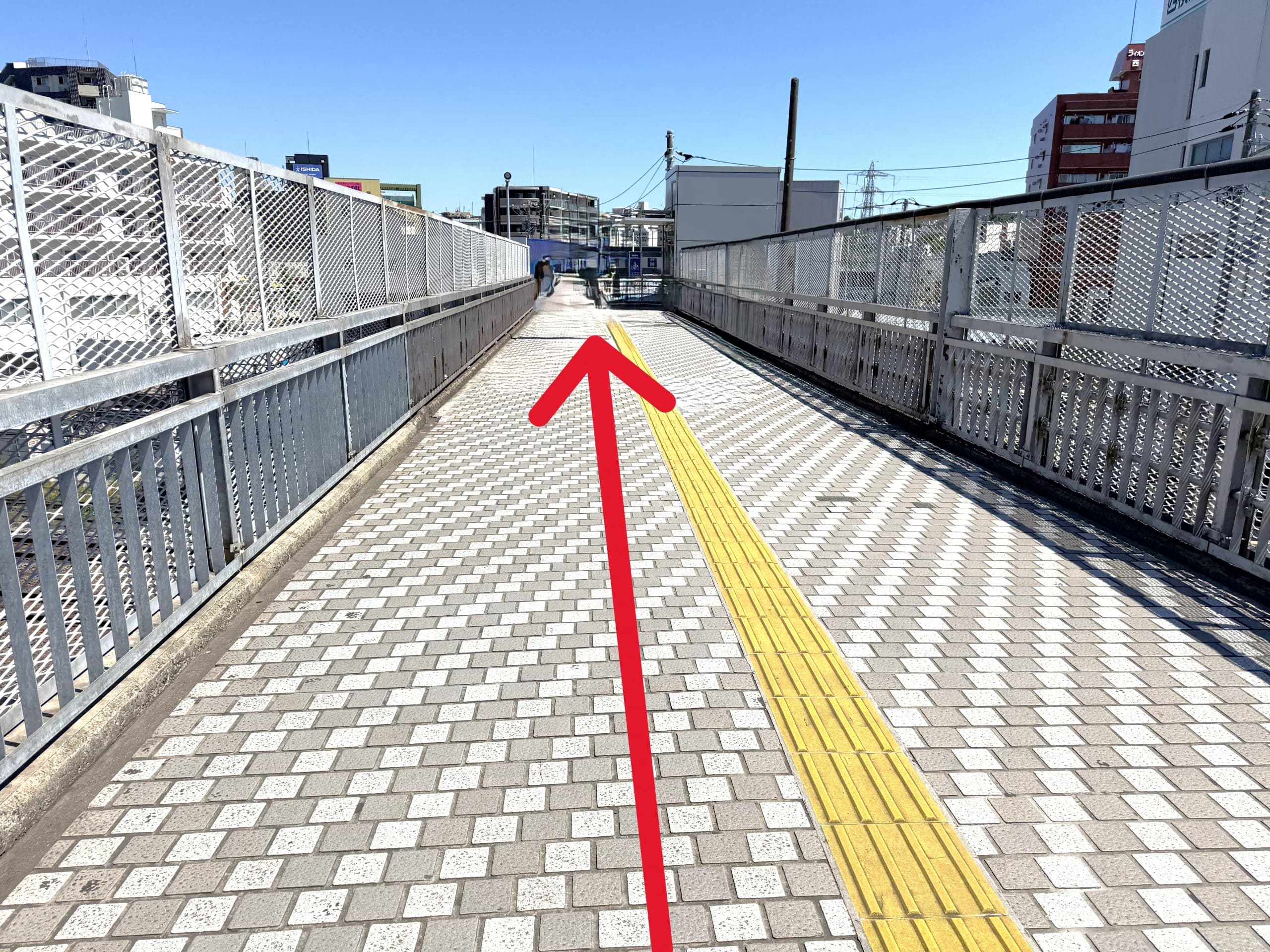 高架をそのまま道なりに直進します