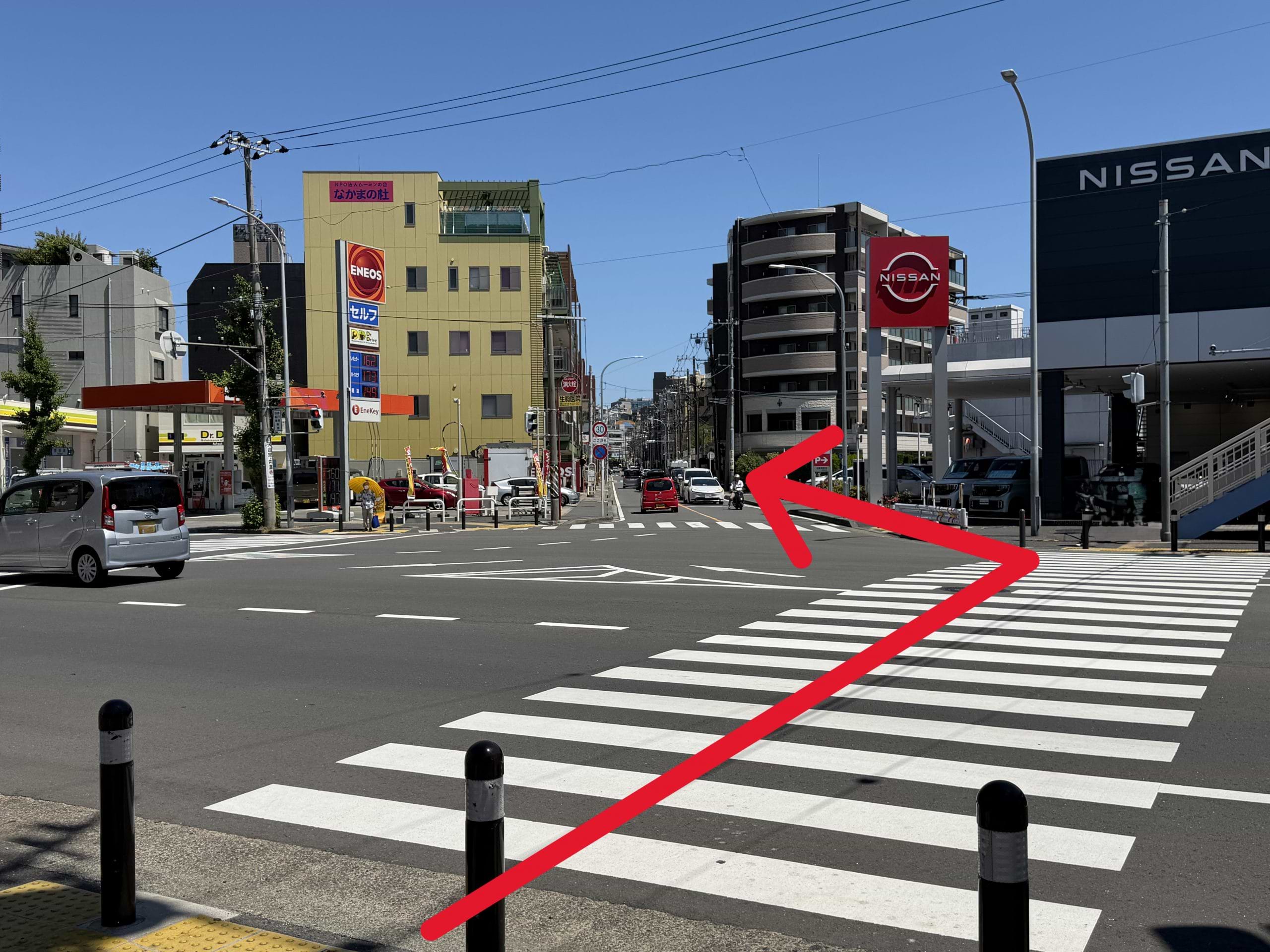 大通りに出ましたら、ENEOS横浜支店と日産西横浜店の間の道を400mほど直進します