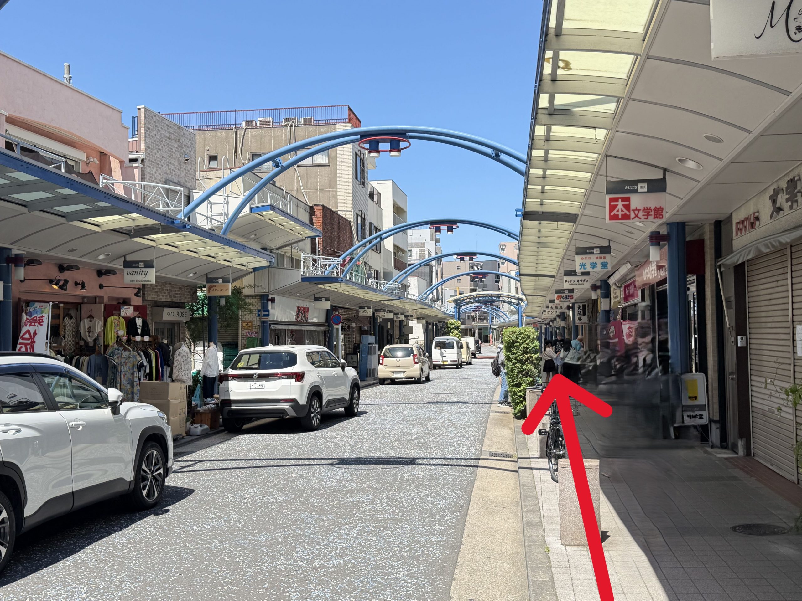 そのまま50mほど直進いただきますと、右手に青い看板が目印の当店がございます