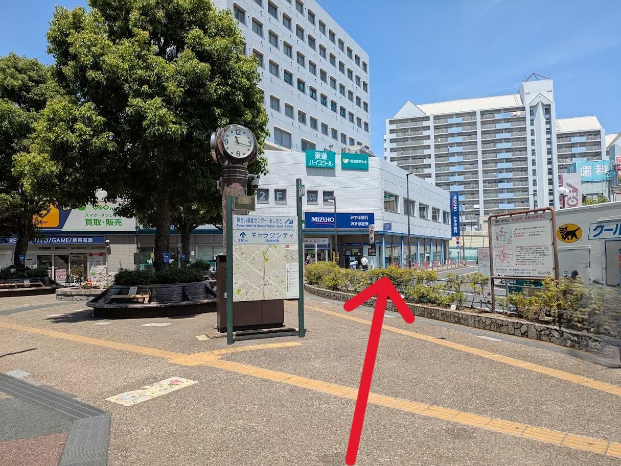 みずほ銀行 足立支店の方へ進みます