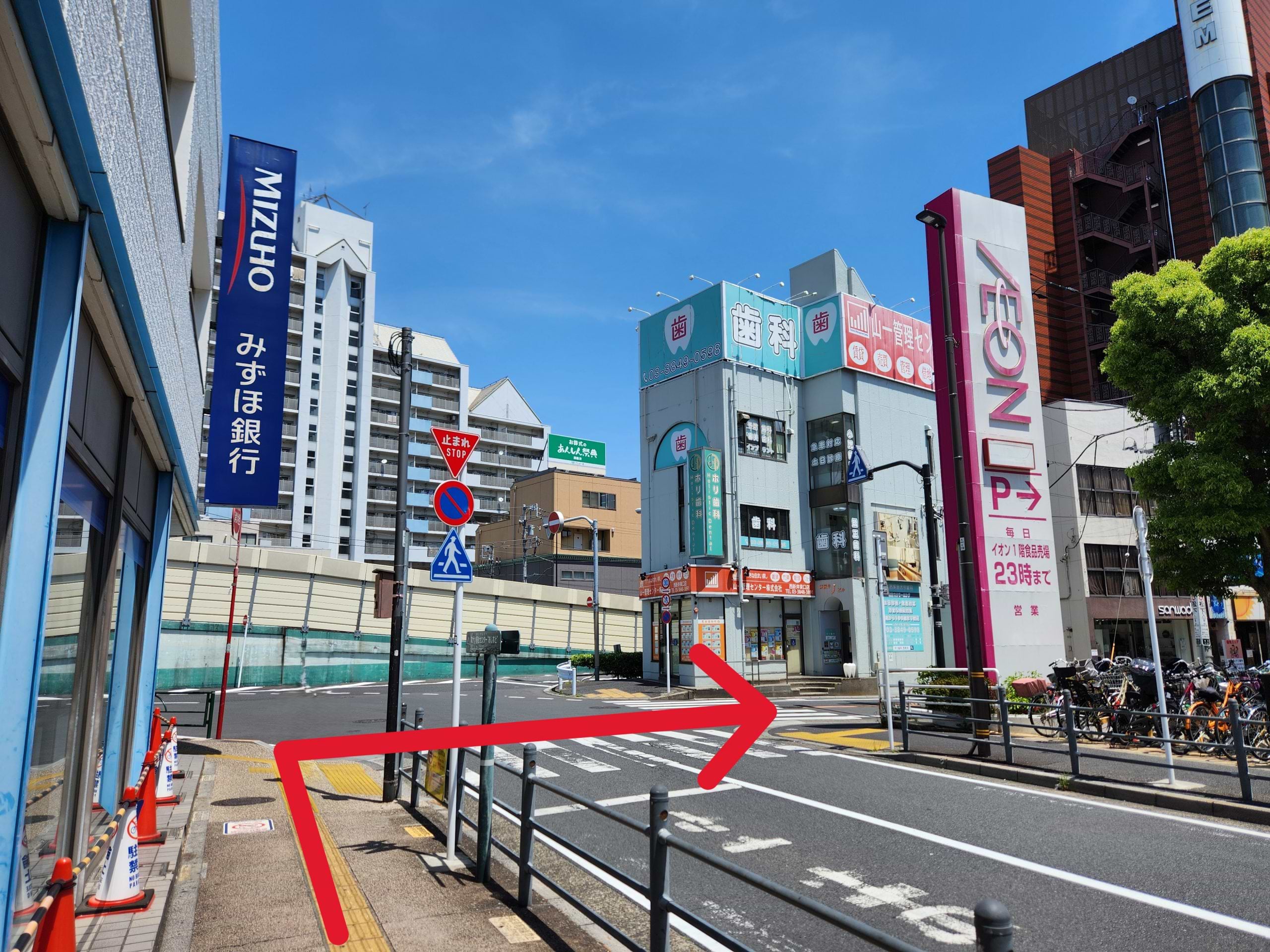 最初の横断歩道を右へ曲がります