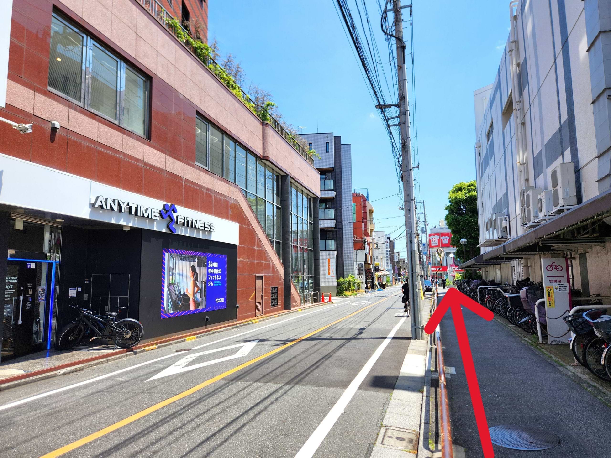 左手にエニタイムフィットネス 西新井店が見えますので、そのまま直進します