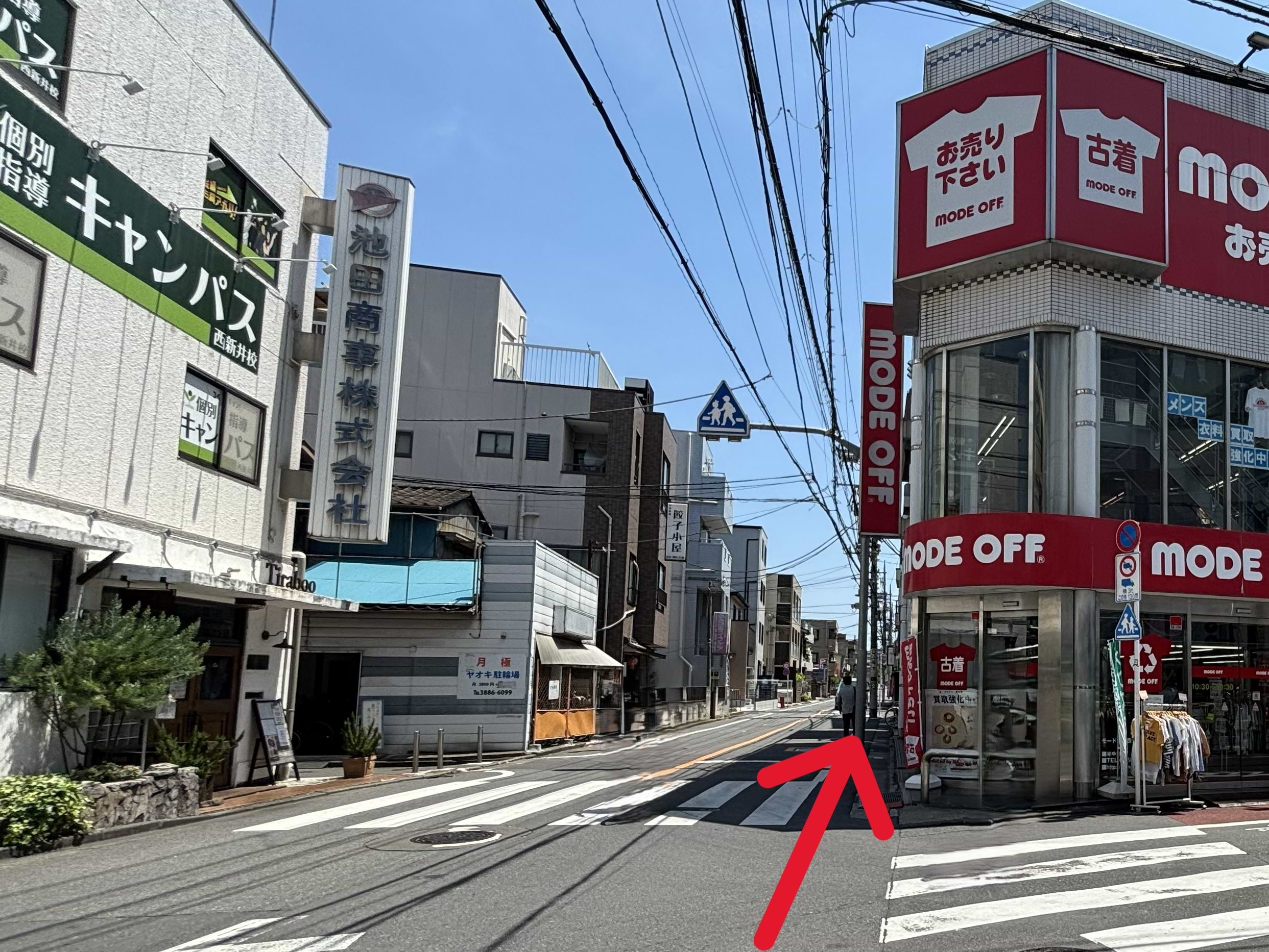 次の交差点をそのまま通過し、さらに60ｍほど直進すると右手に当店がございます