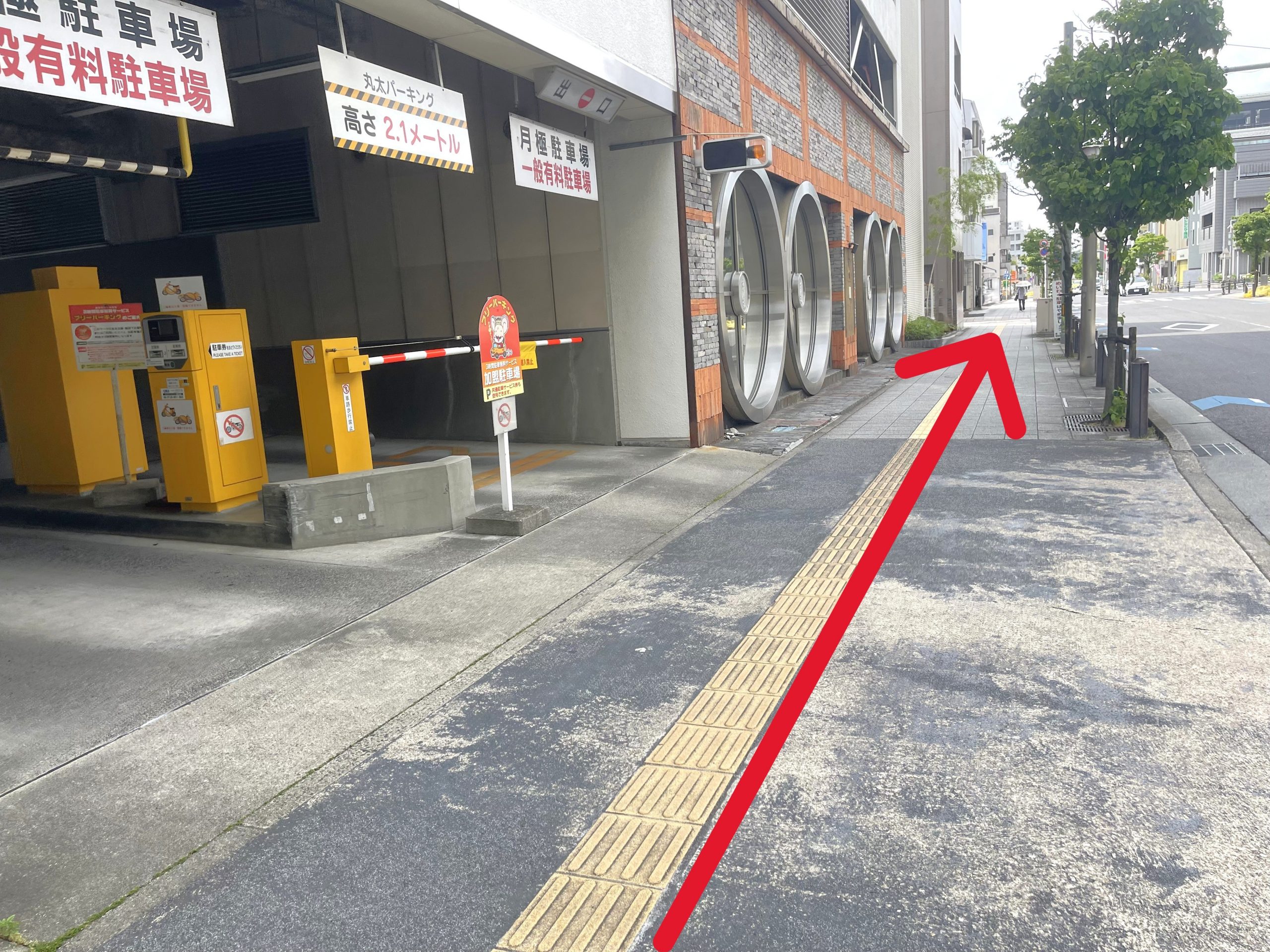 焼肉 華火 豊田店を過ぎた先、左手側に当店がございます