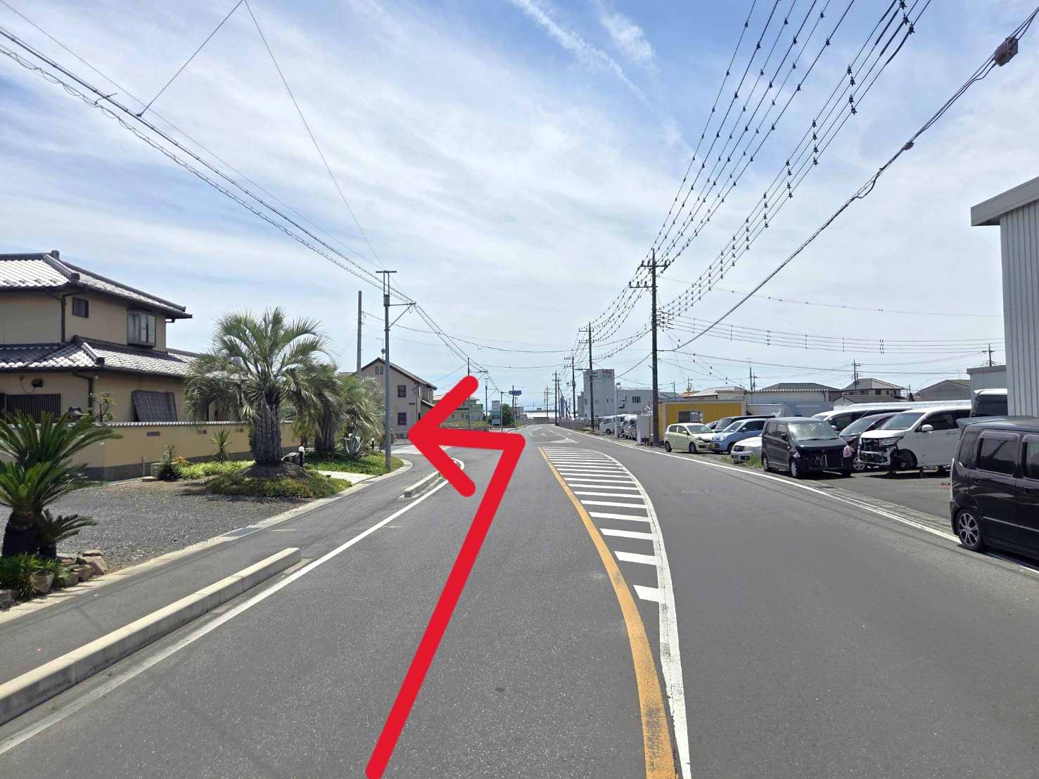約150ｍ進み、右手にドネルケバブ　サワランが見えるT字路を左折します