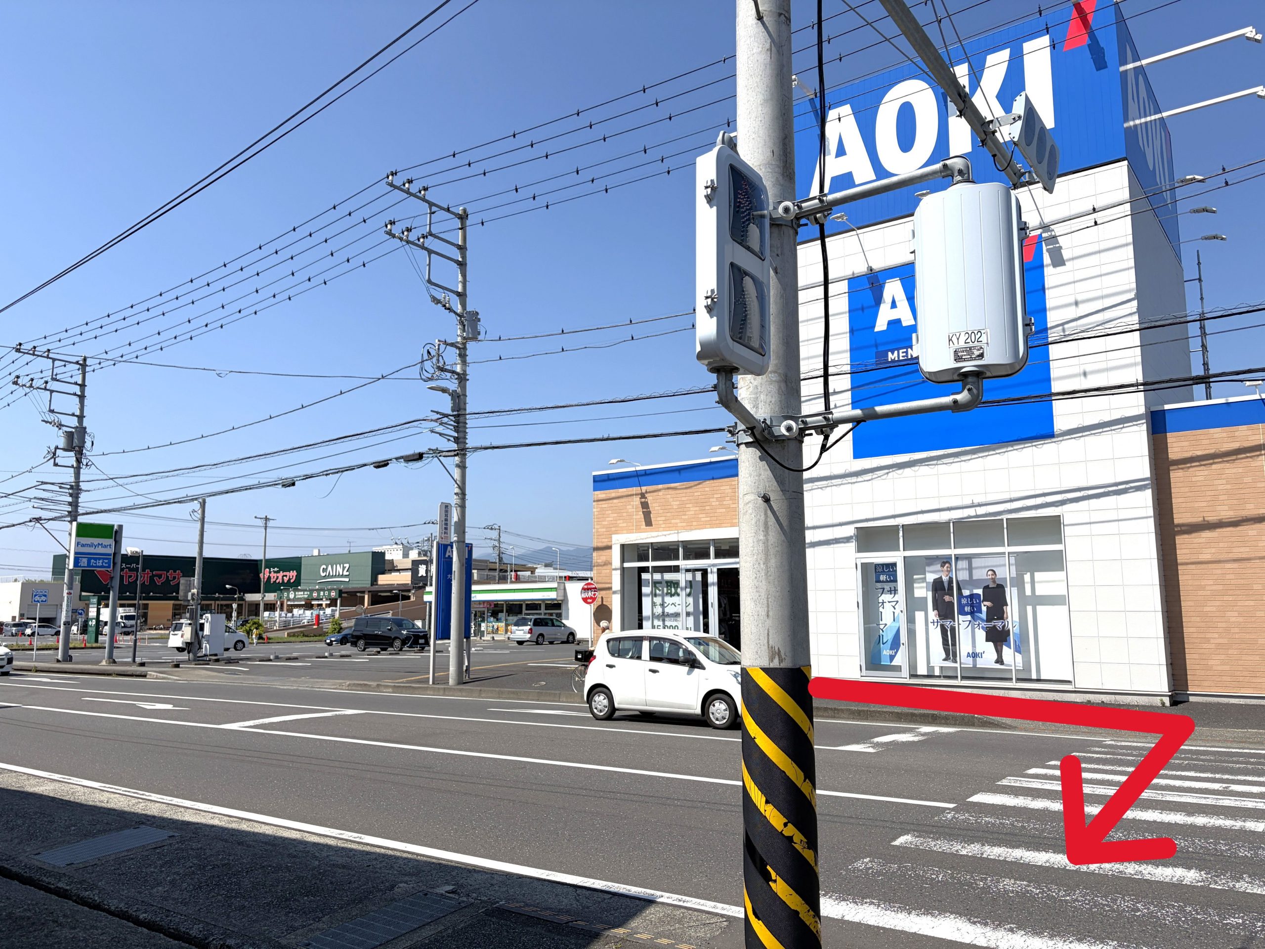 AOKI大井松田店を目印に右折し、横断歩道を渡ります